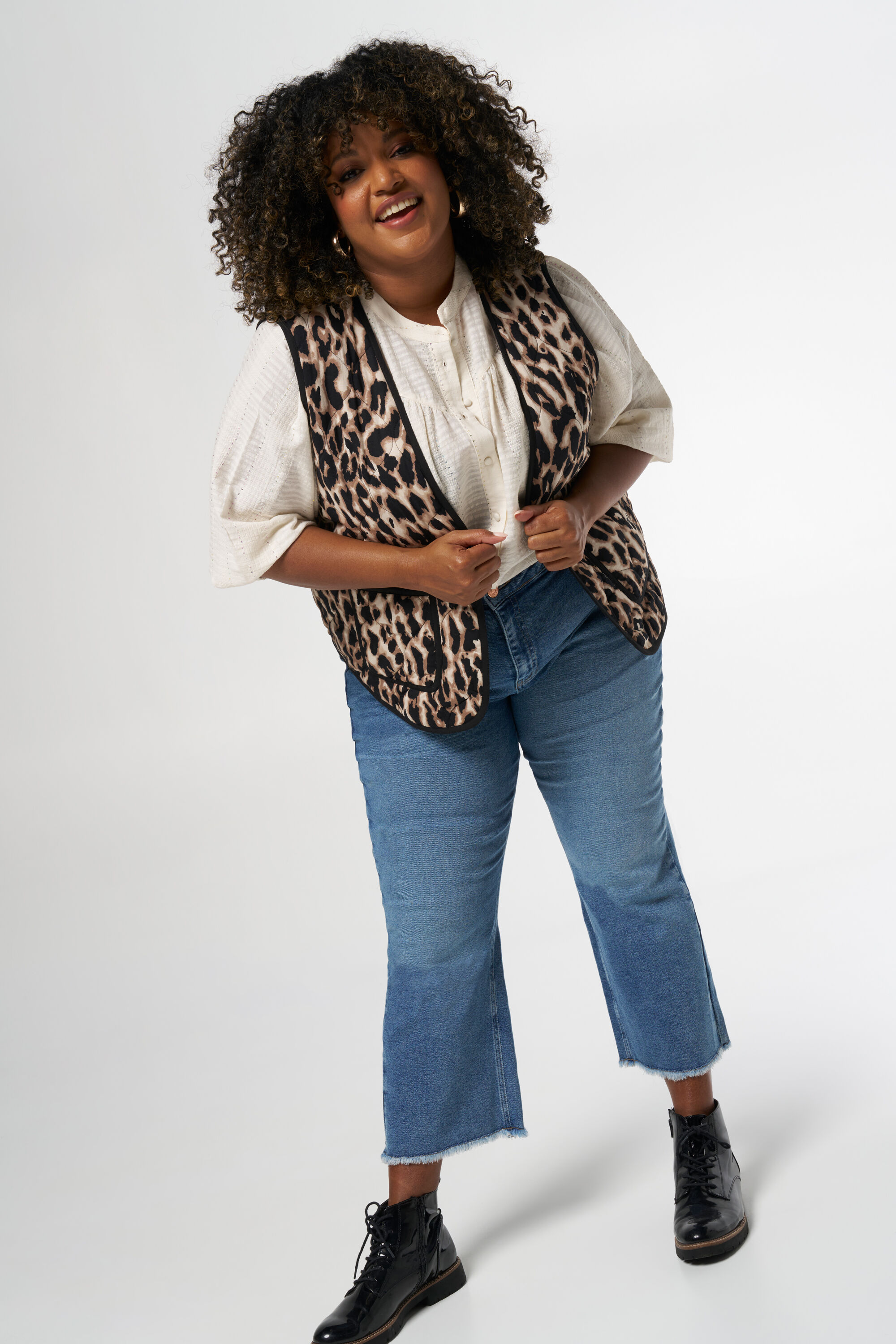 Gewatteerd gilet met panterprint image number 6