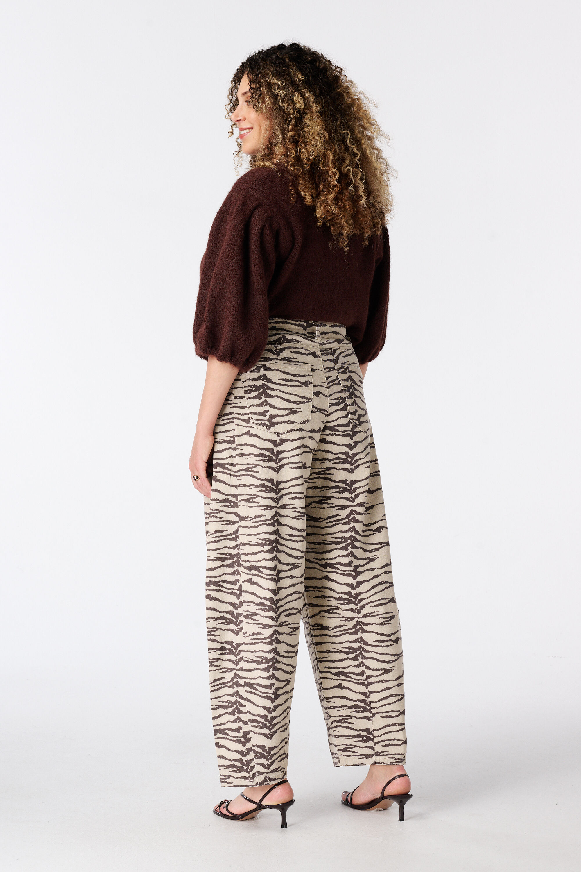 Barrel jeans met zebra print image number 3