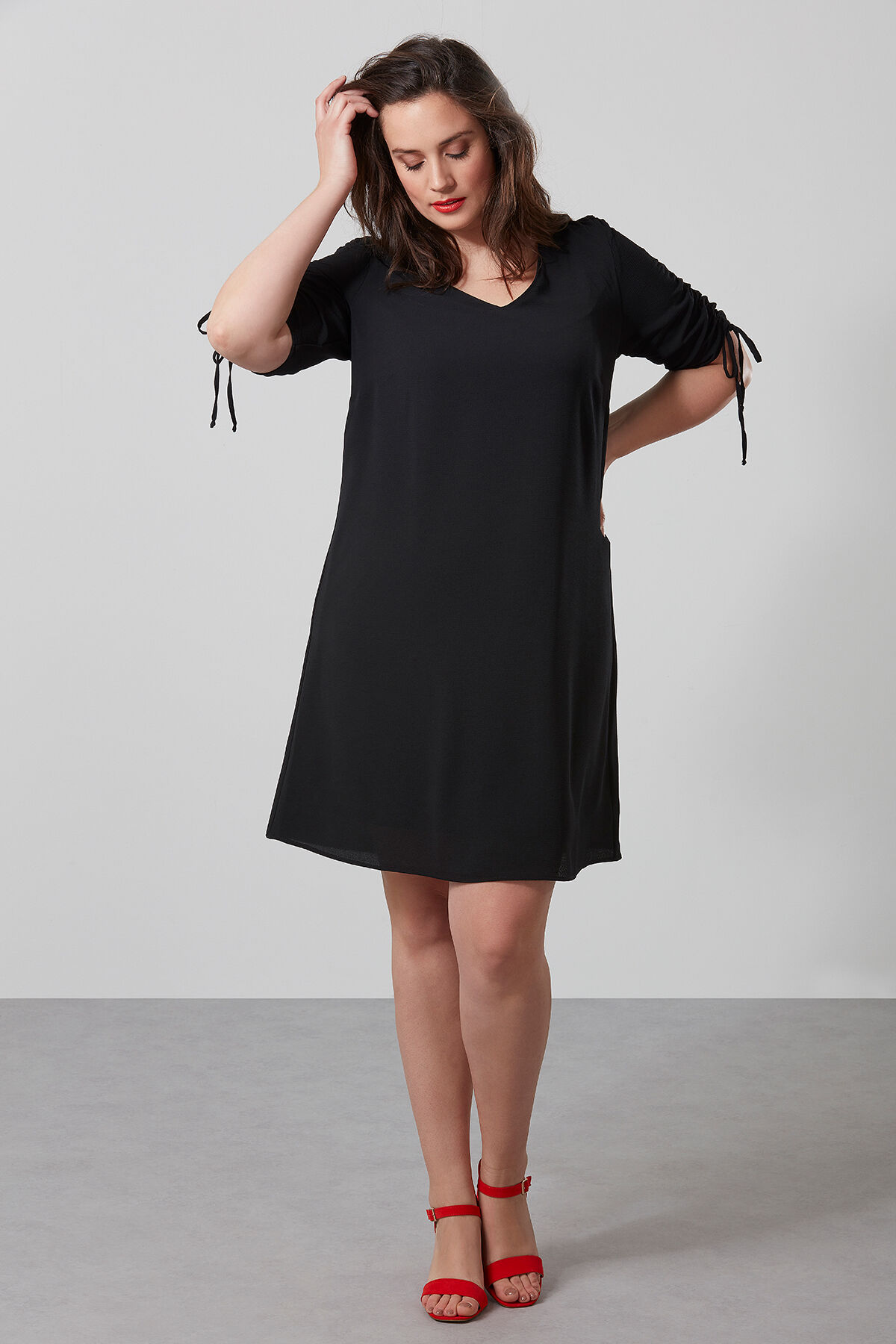 Effen jurk met trekkoord image number 3