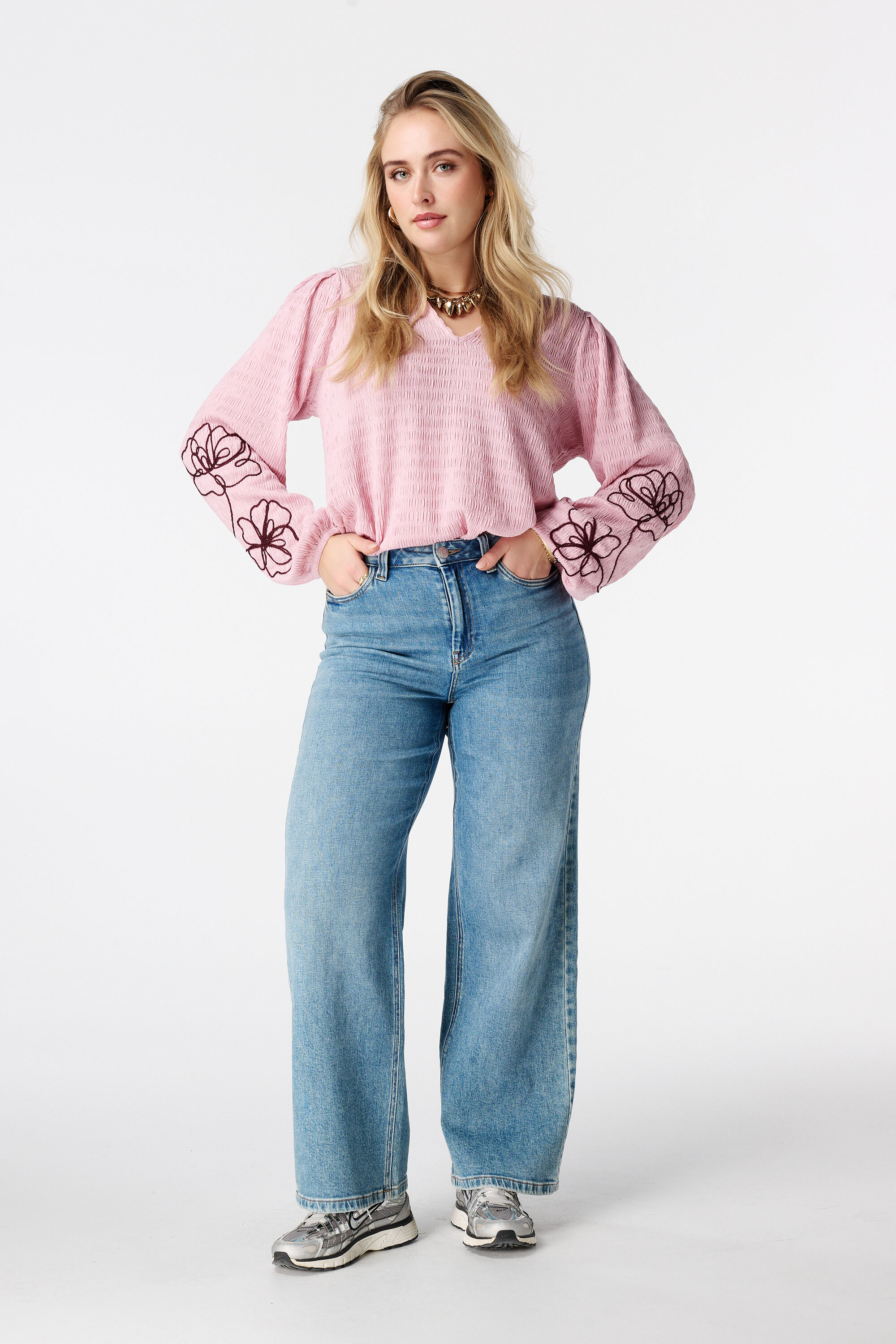 Blouse met embroidery  image number 5