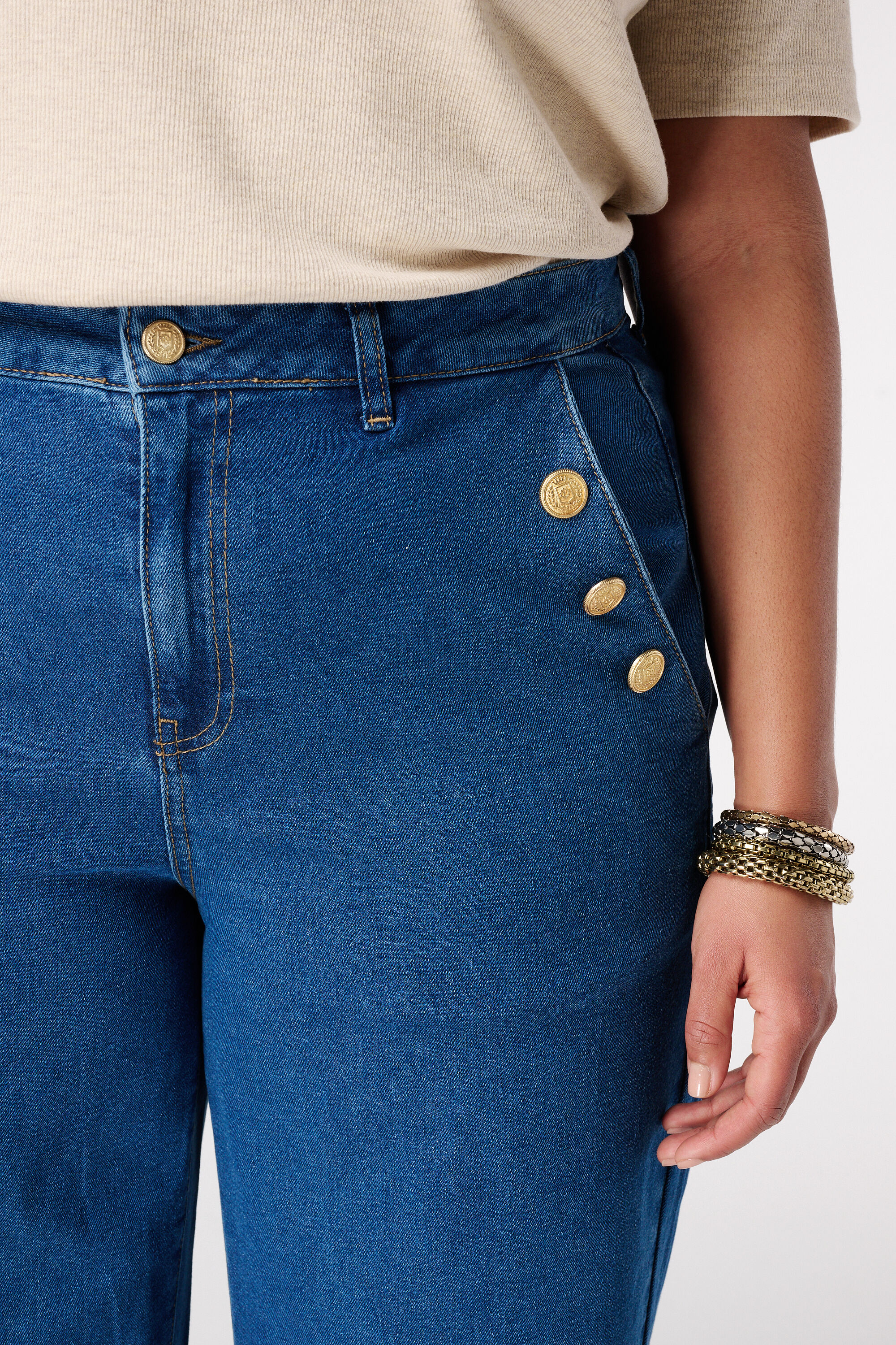 Wide leg jeans met sierknopen image number 4