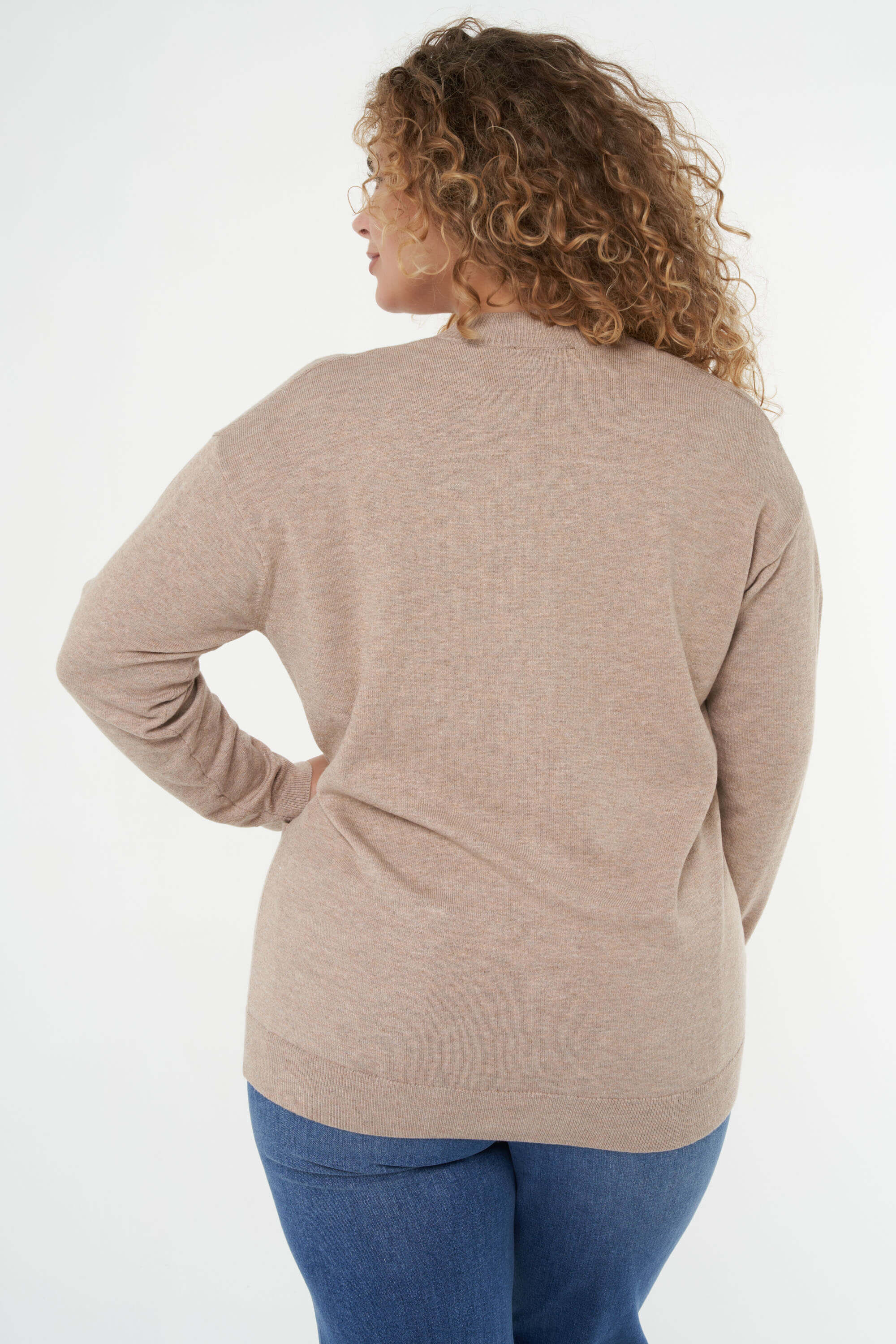 Fijngebreid vest met knopen image number 4