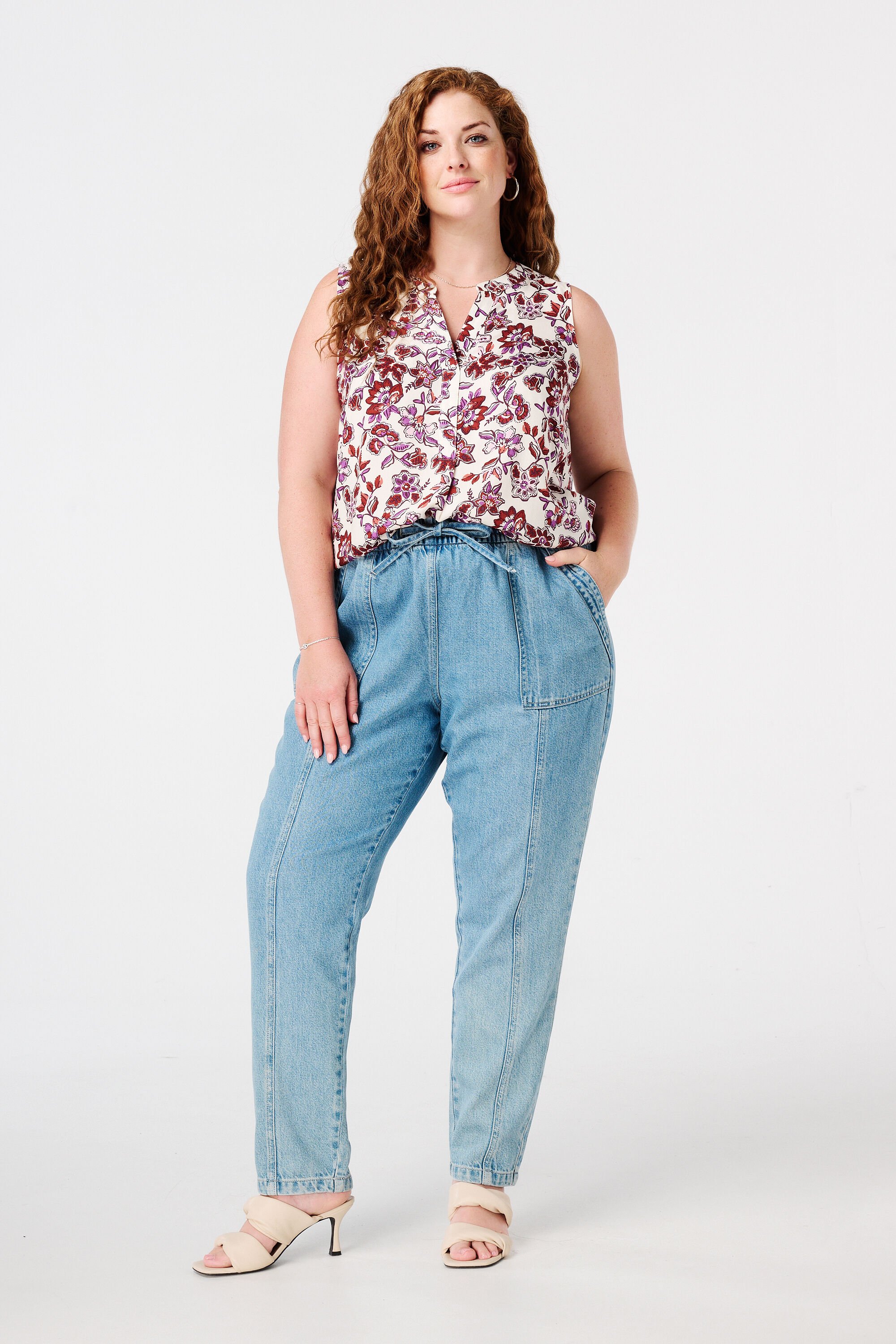 Top met V-hals en print image number 5