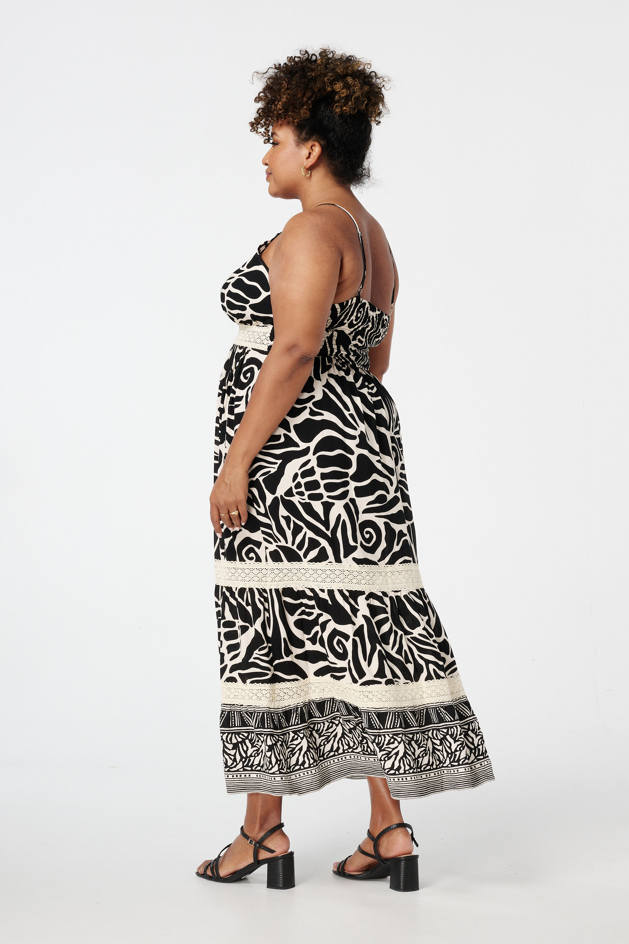 Maxi jurk met print en kantdetails image number 3