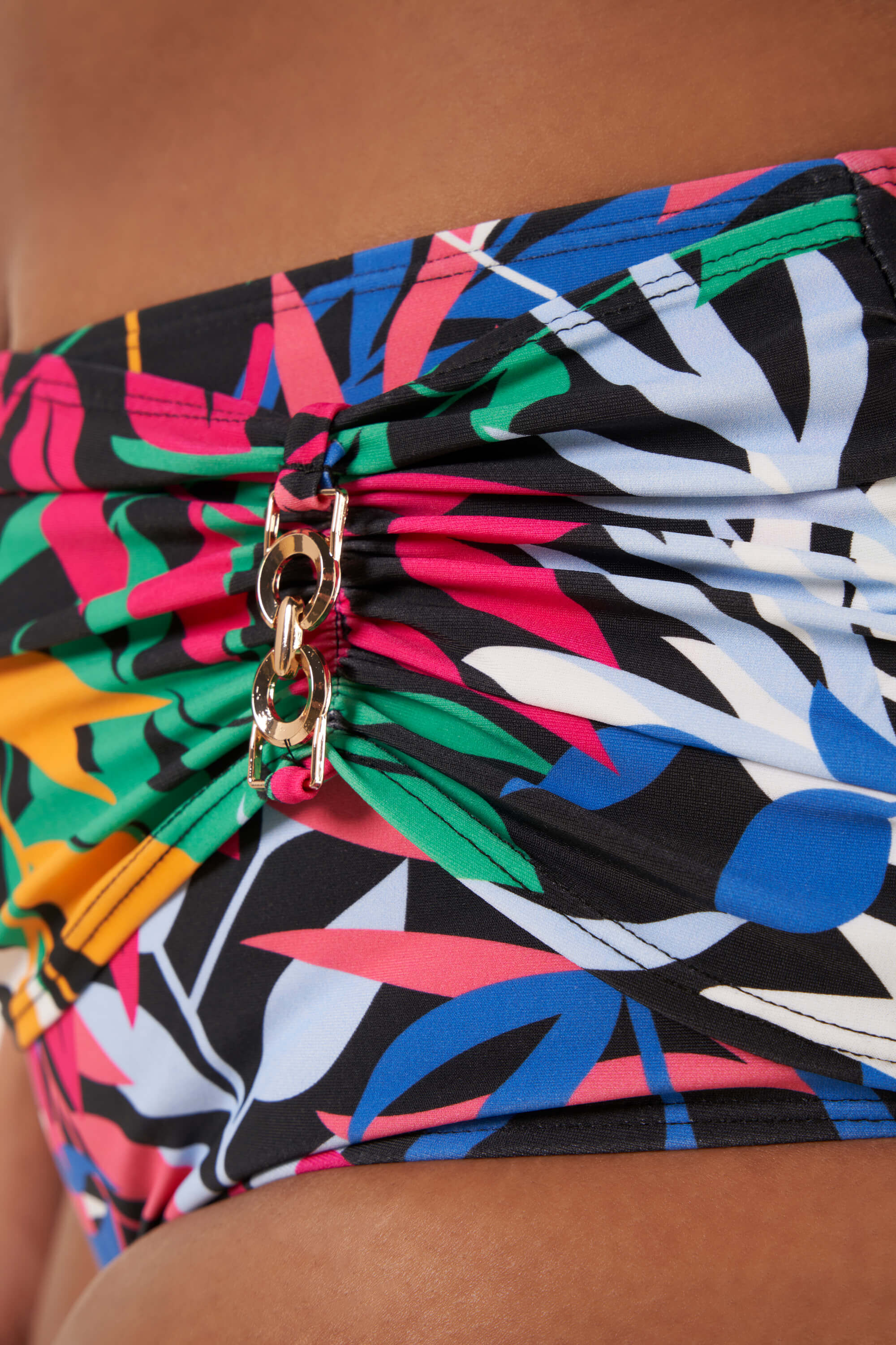 Bikinibroekje met overslag en metalen detail image number 5