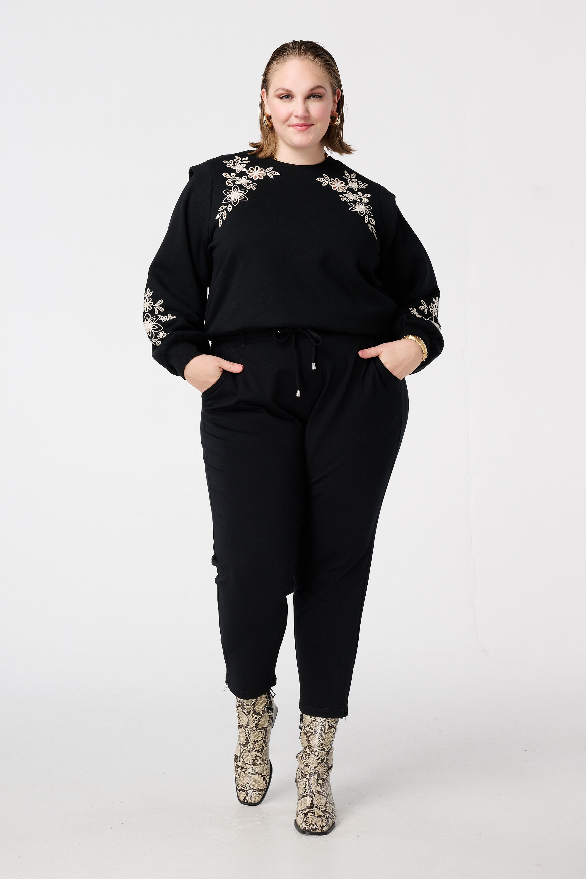 Sweater met opengewerkt borduursel image number 5