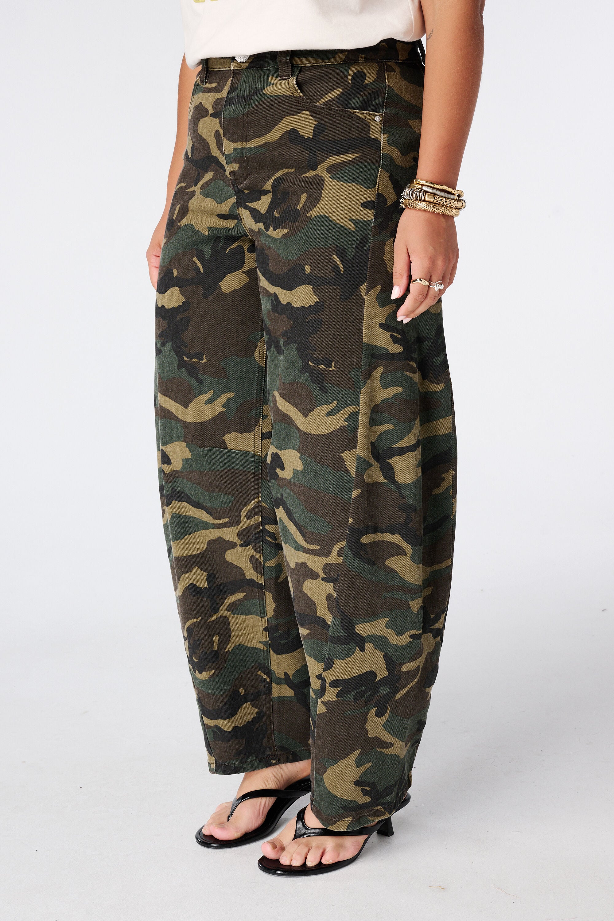 Balloon jeans met camouflage print image number 5
