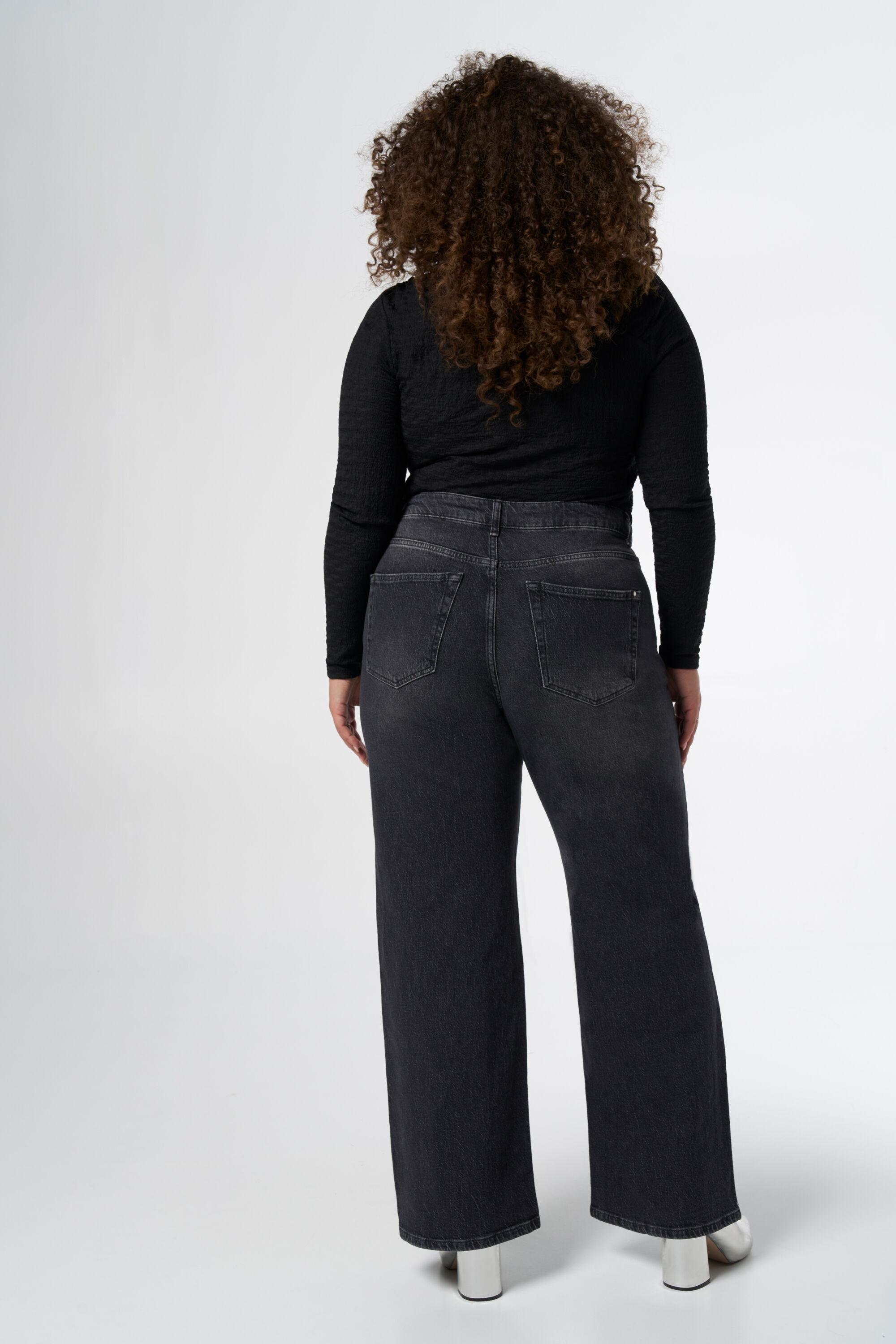 Wide leg jeans met steentjes image number 3