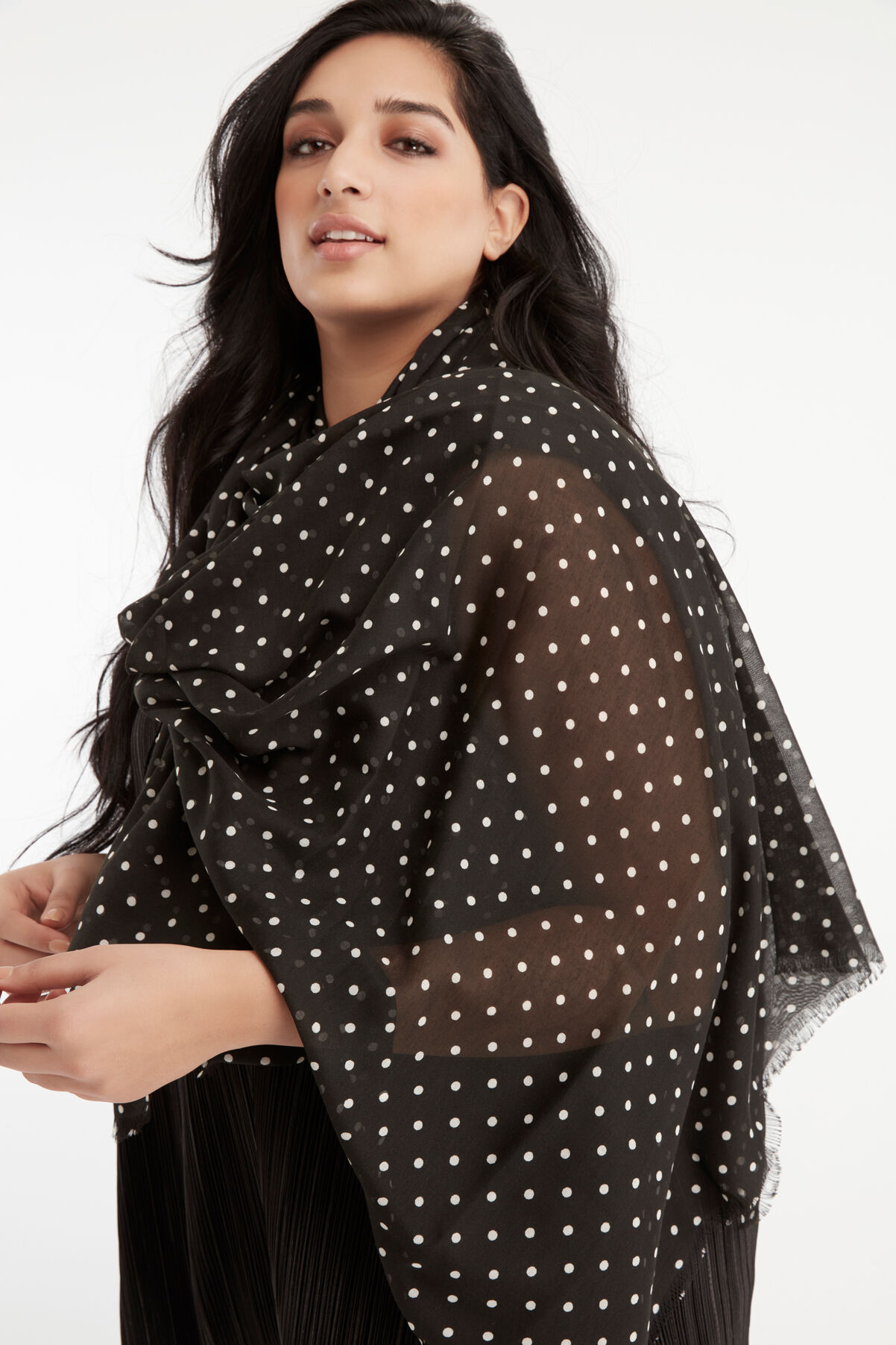 Sjaal met stippenprint image number 2