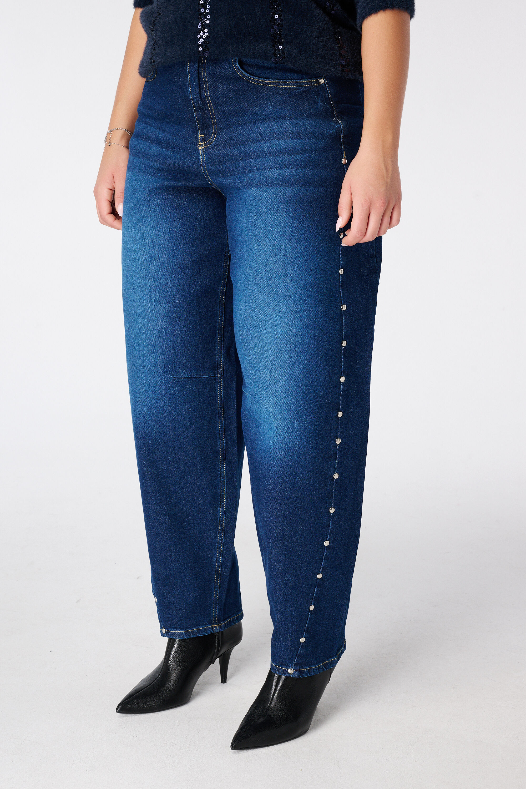 Barrel jeans met studs image number 3