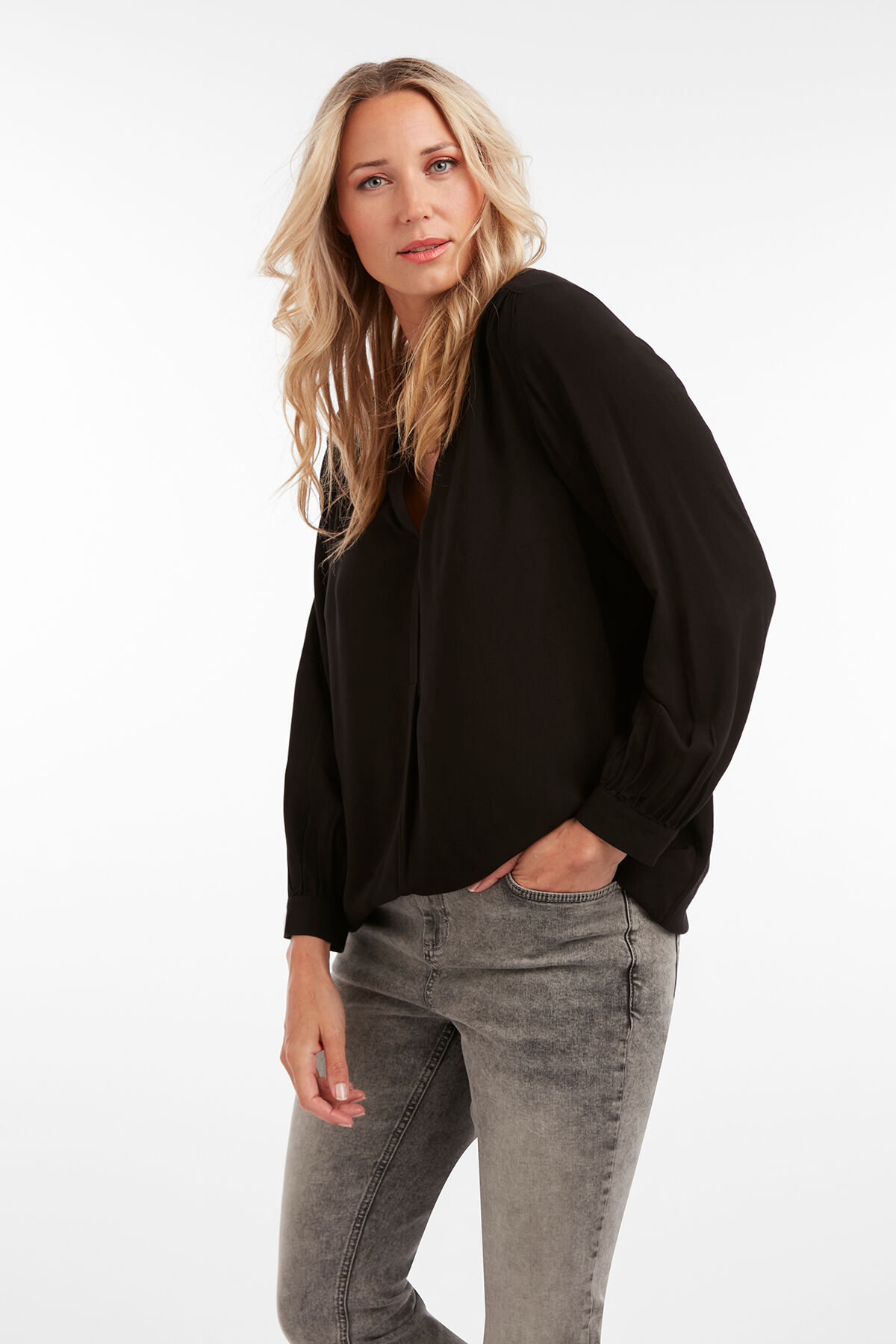 Cropped straight leg jeans image number 4