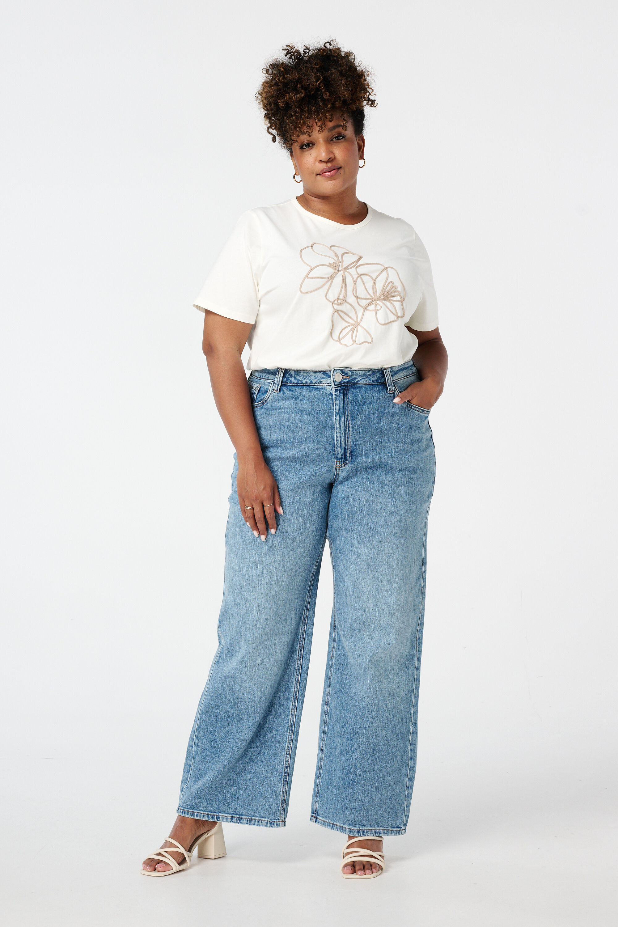 T-shirt met borduursel image number 5