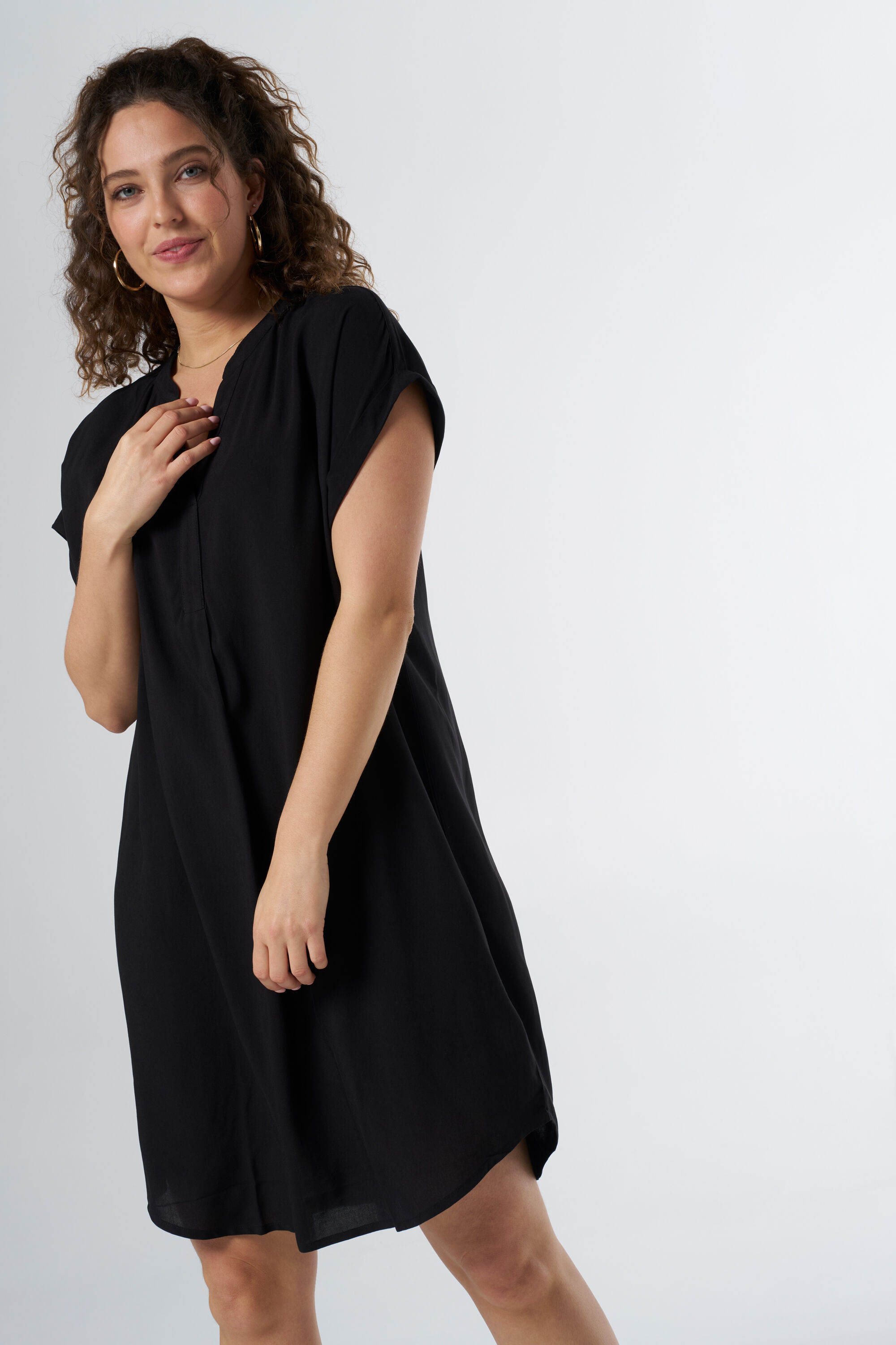 Ruimvallende jurk met v-hals image number 4