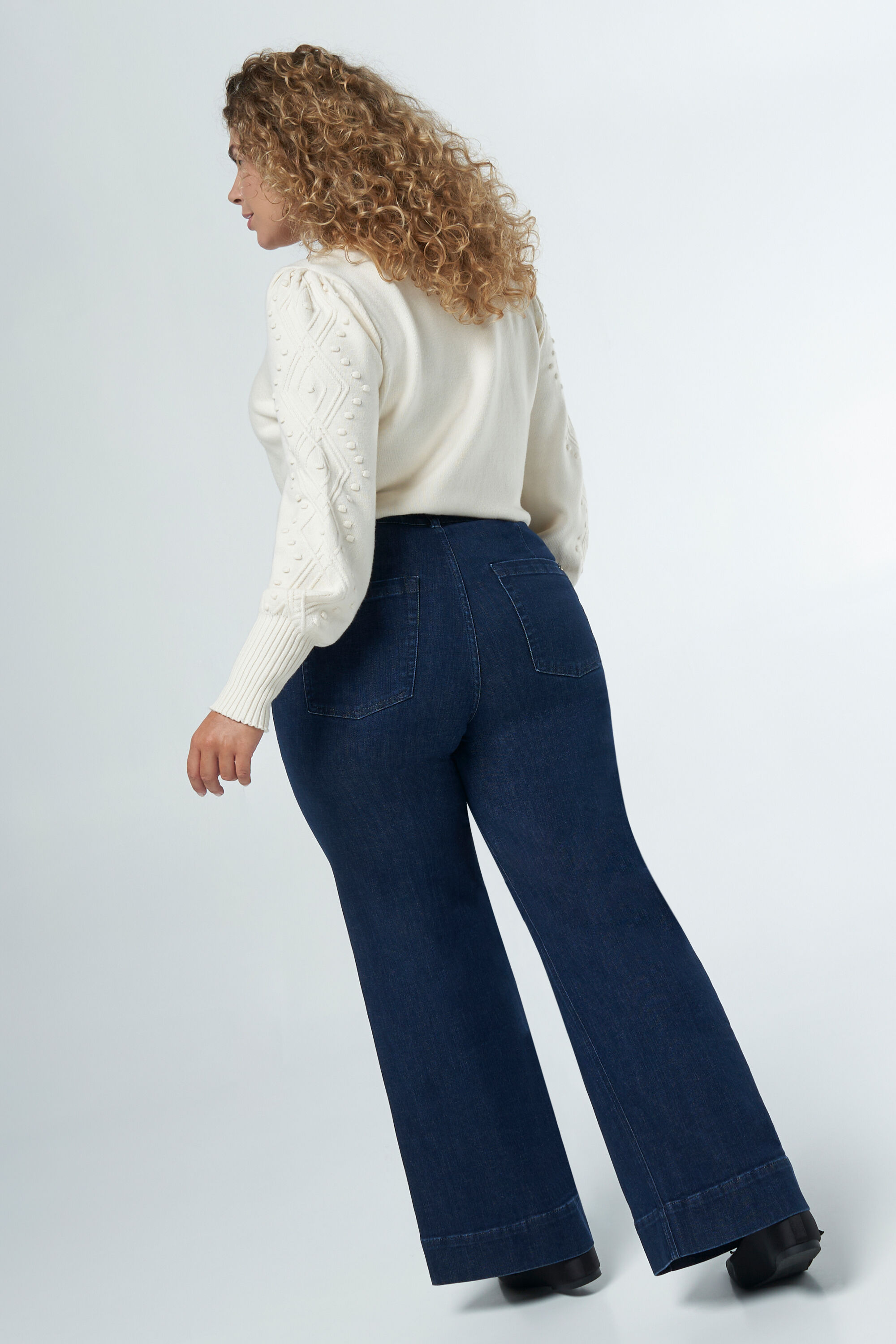 Wide leg jeans met gouden knopen image number 3