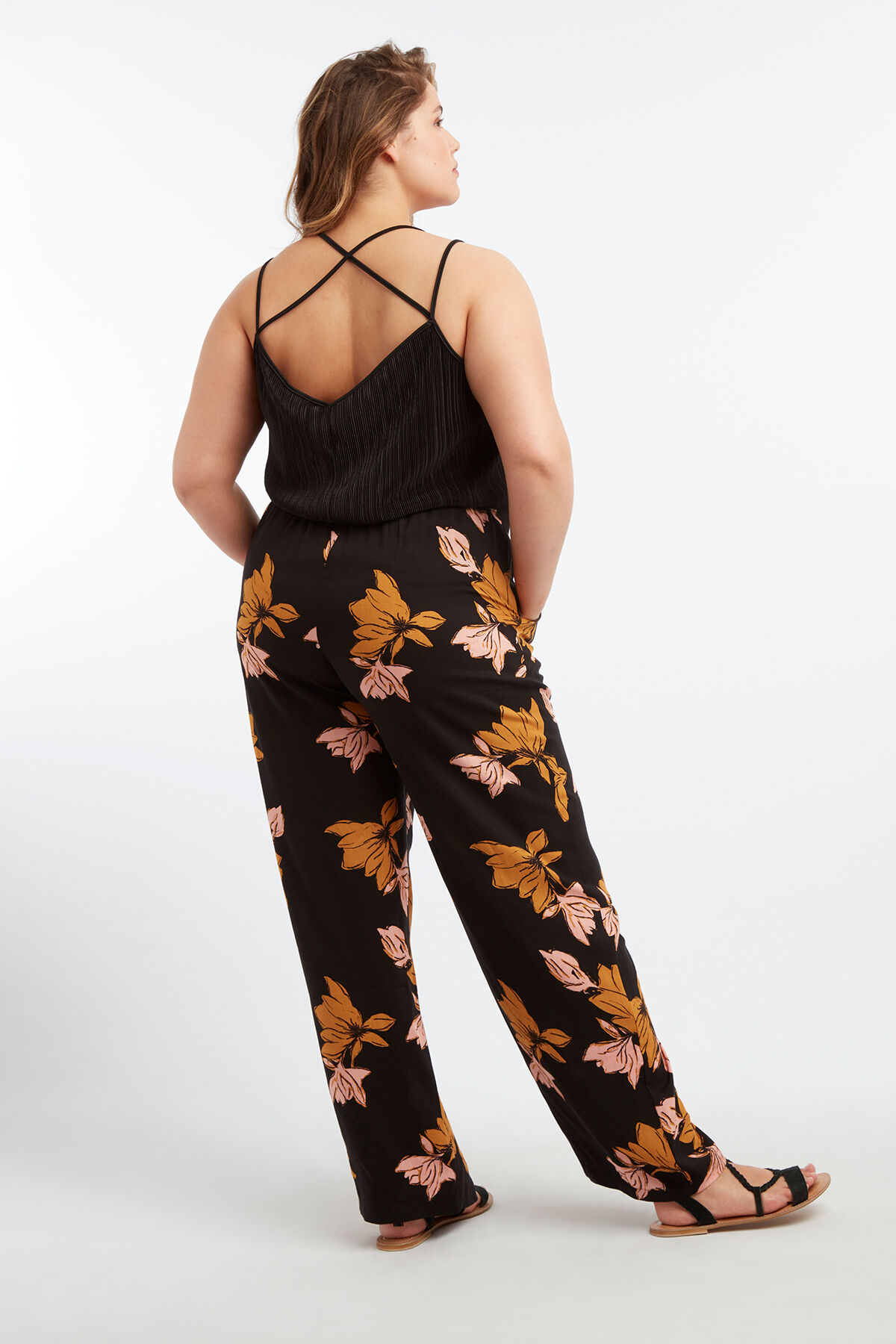 Wijdvallende broek met bloemenprint image number 4