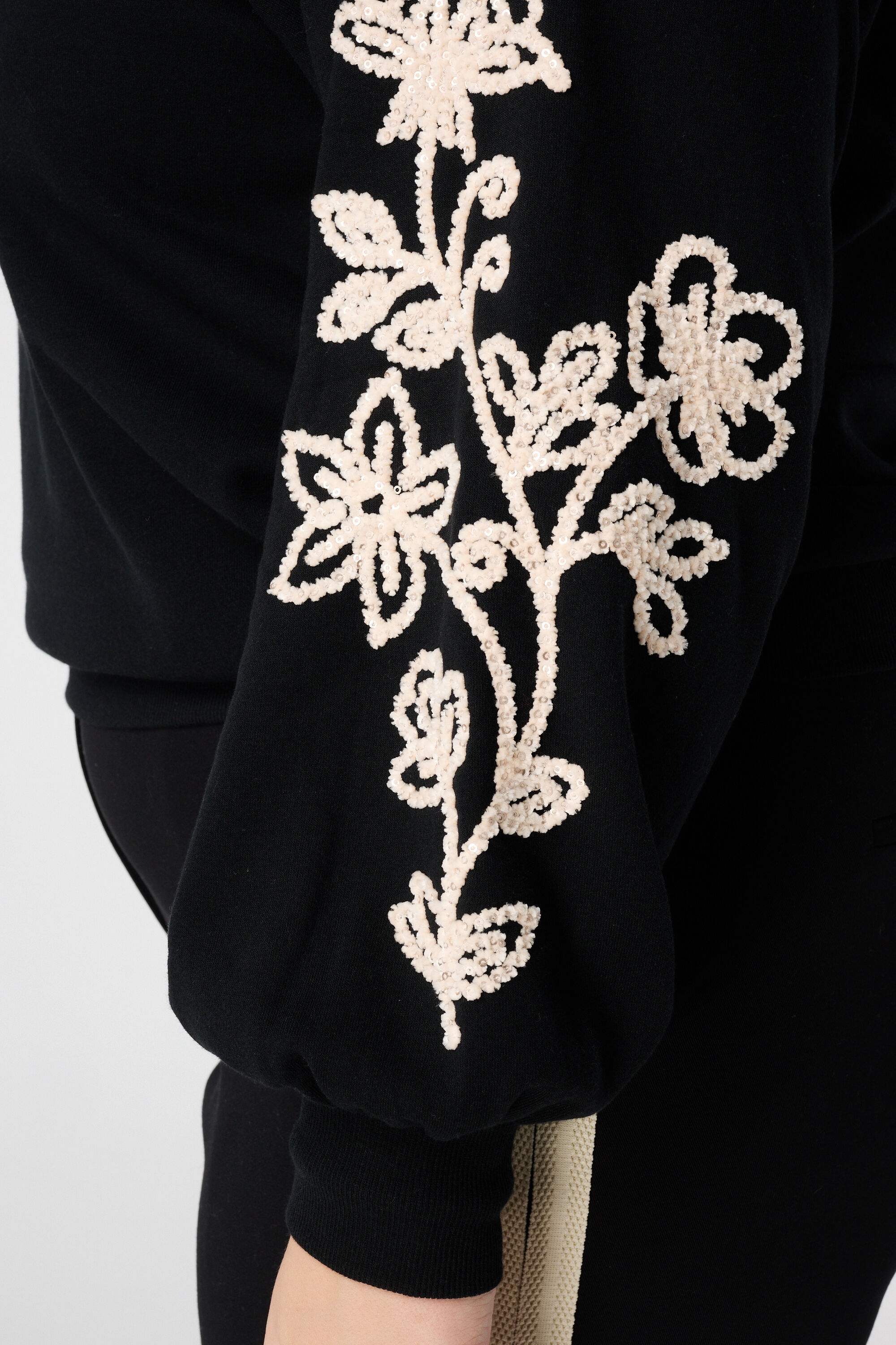 Trui met zachte embroidery op de mouwen image number 6