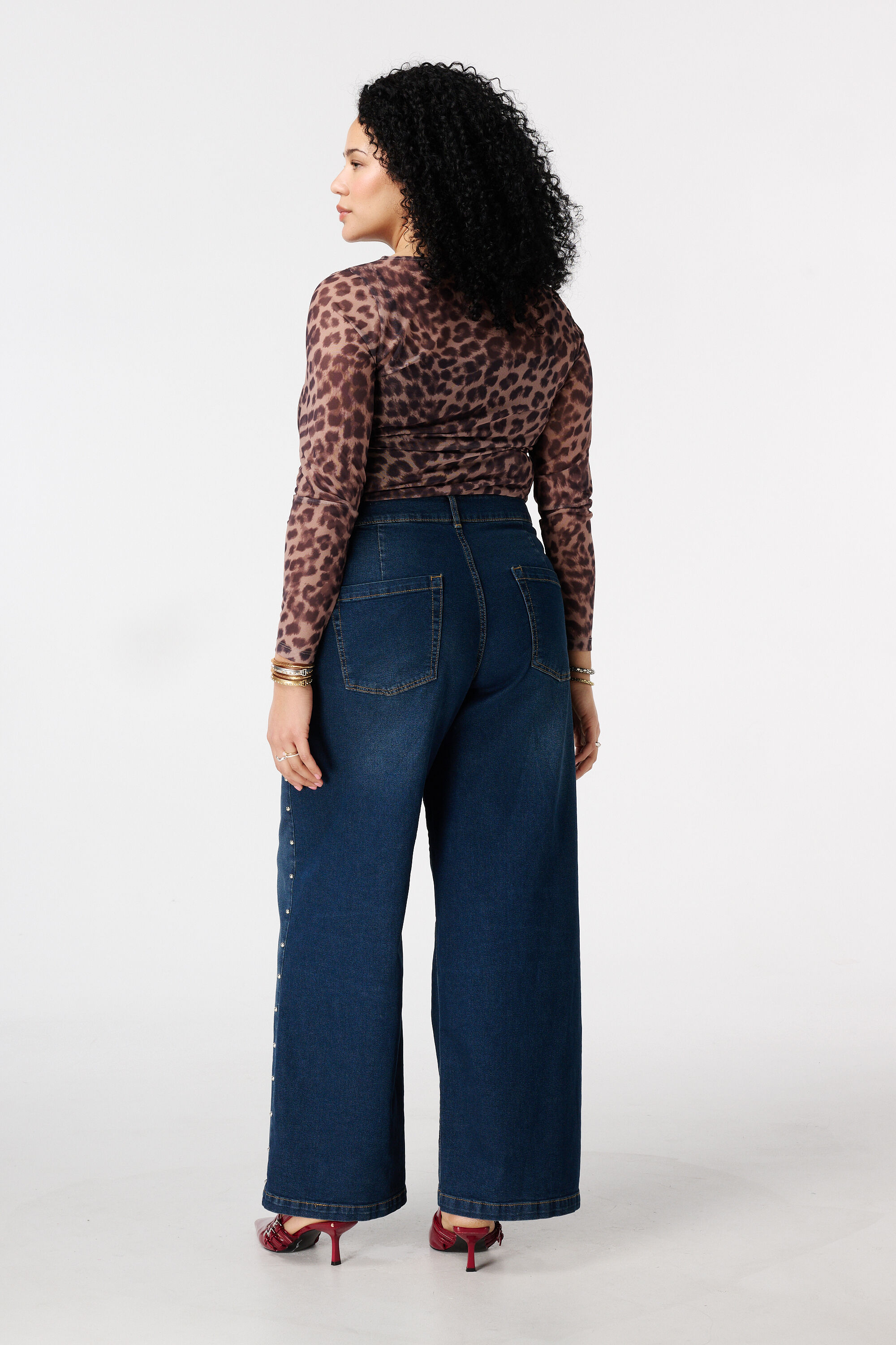 Wide leg jeans met studs image number 3