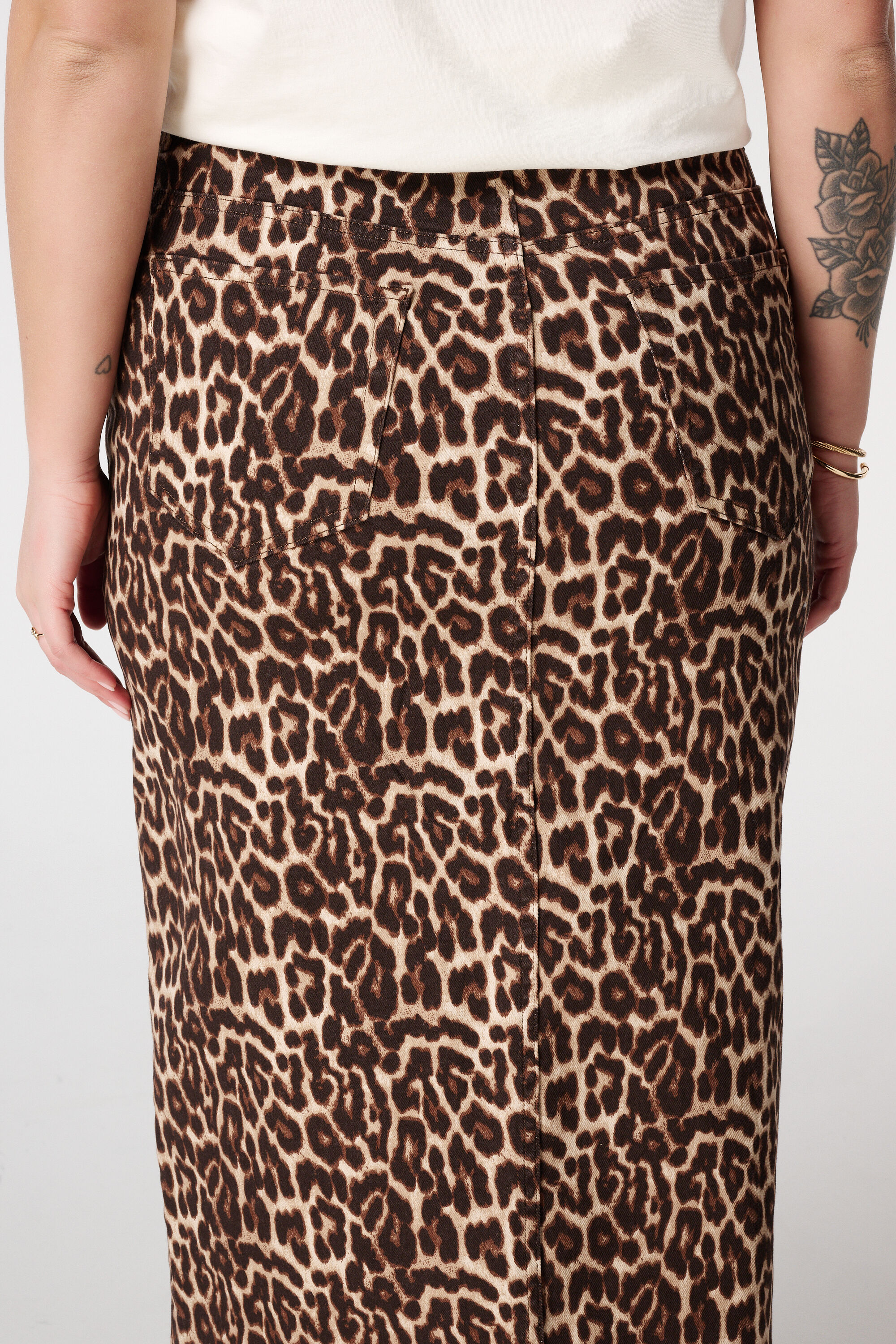 Spijkerrok met luipaardprint image number 4