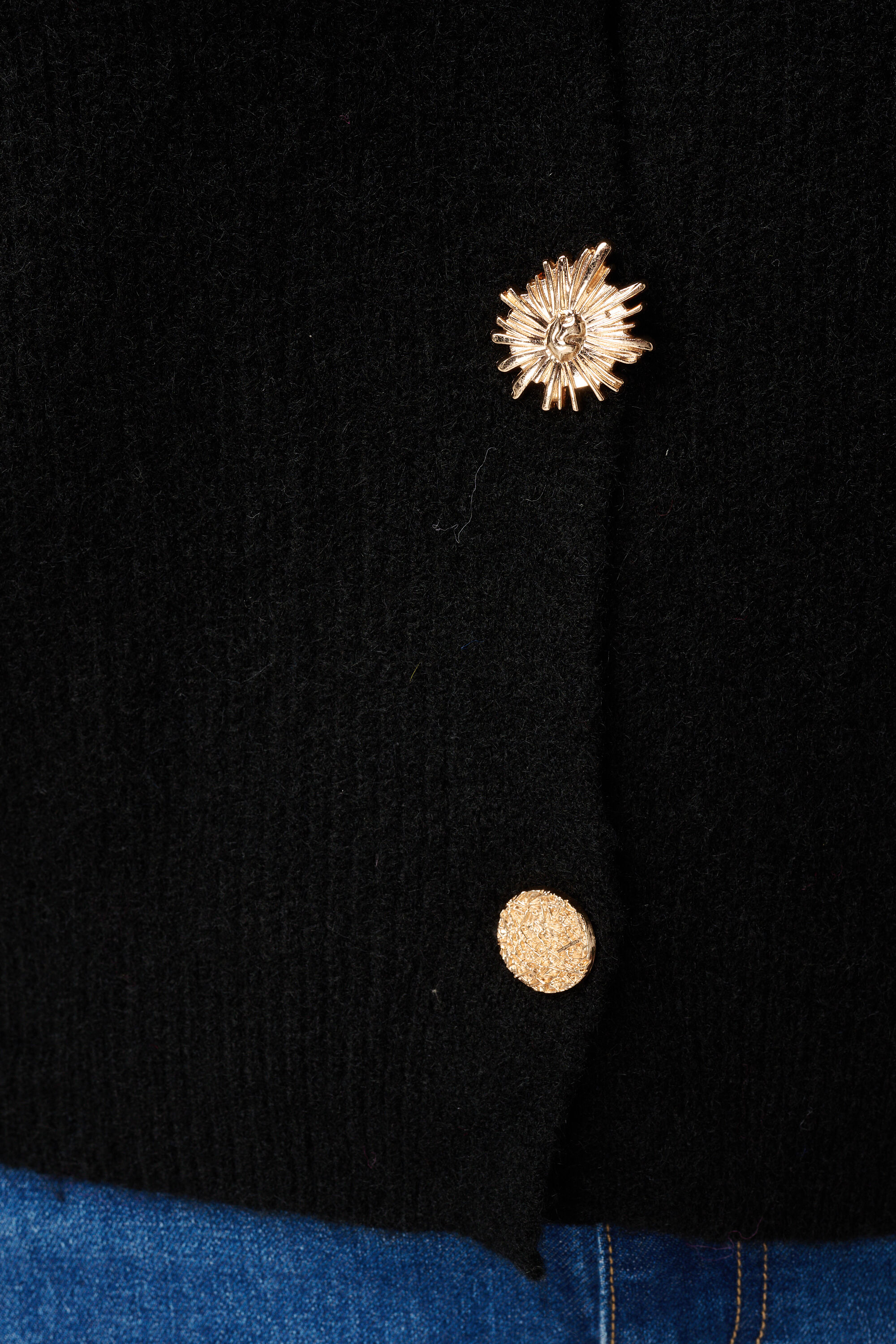 Vestje met gouden knopen image number 6