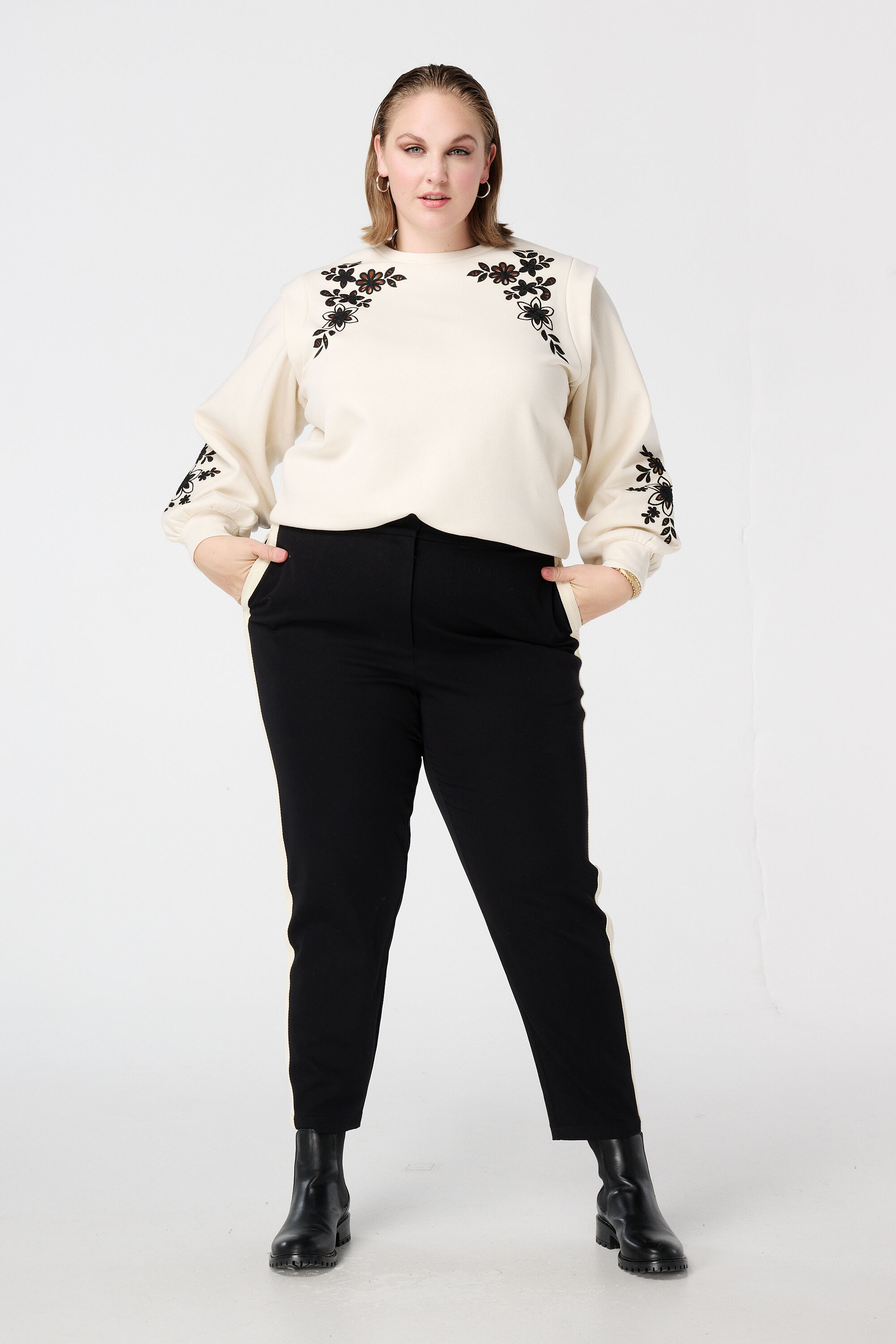 Sweater met opengewerkt borduursel image number 5