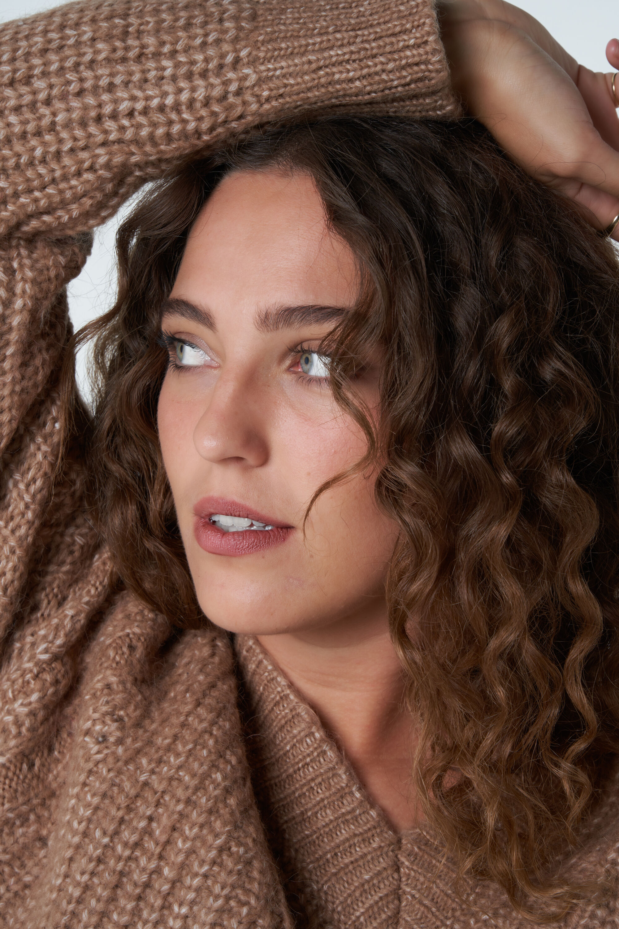 Grof gebreide trui met v-hals image number 5