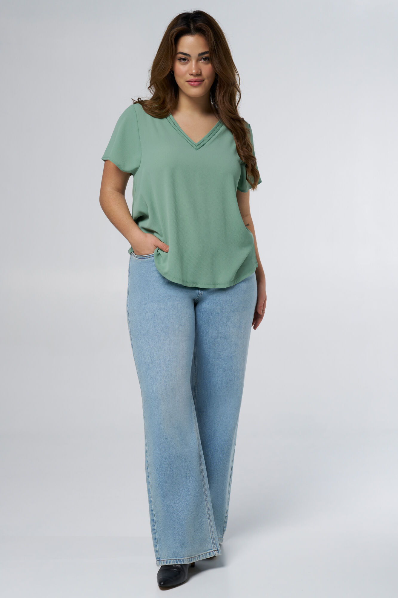 T-shirt met details bij de kraag image number 6