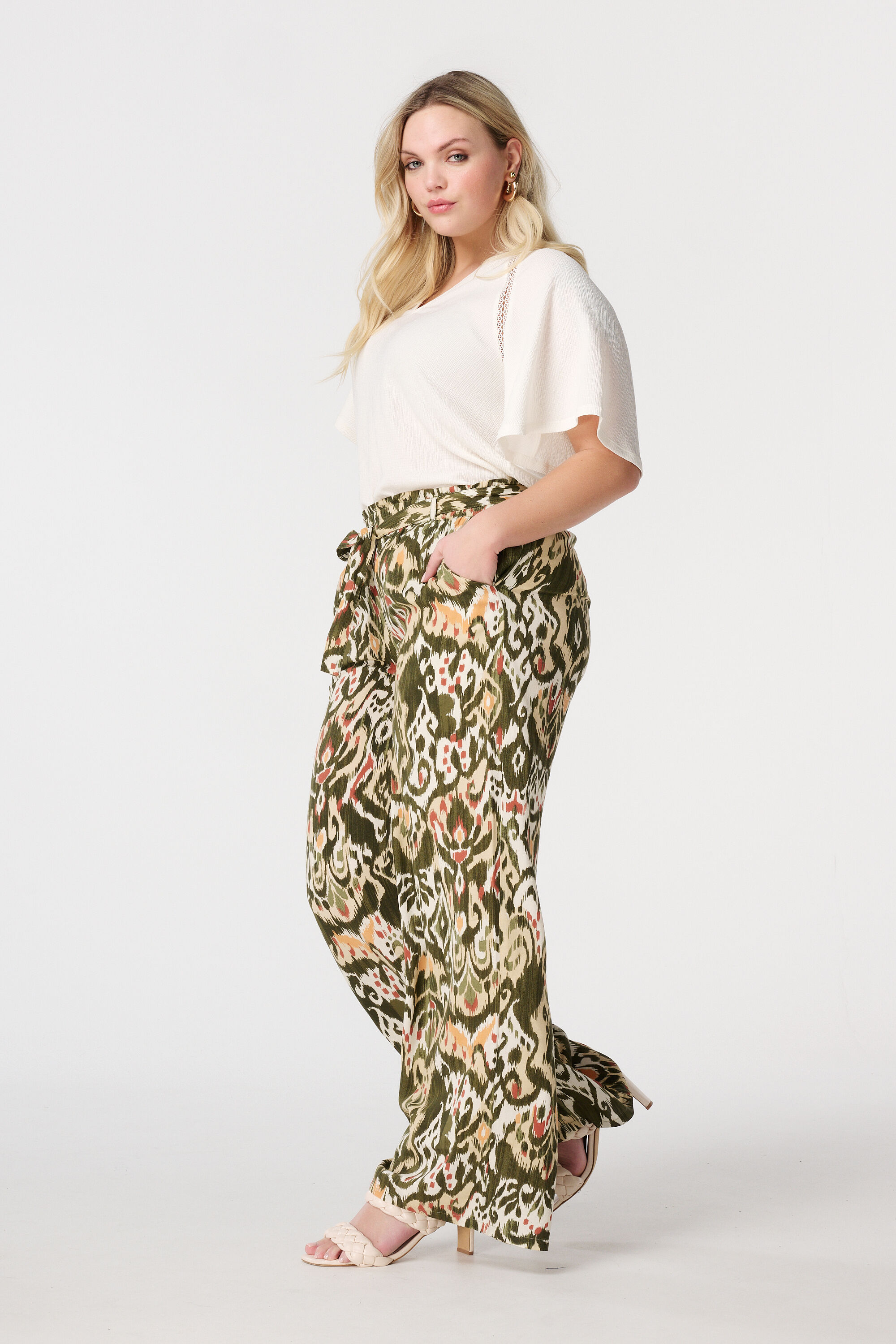 Top met broderie details image number 5