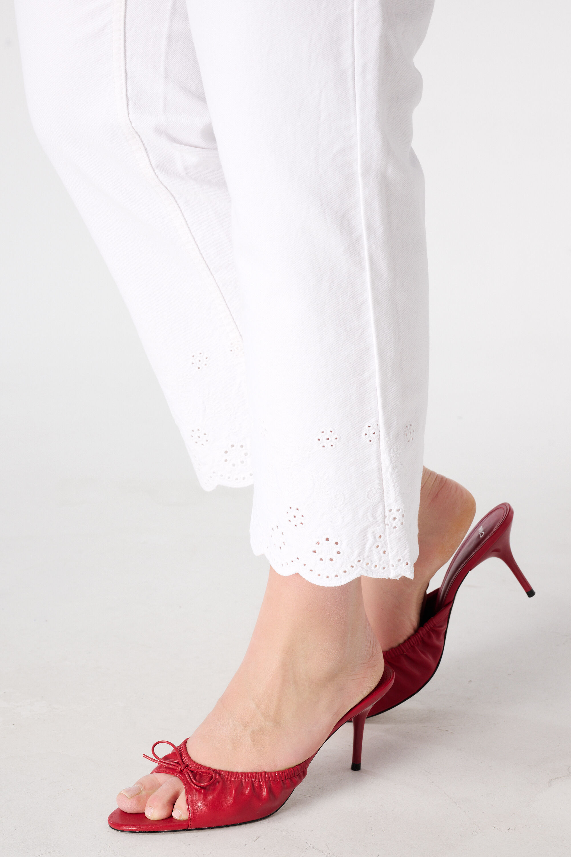 Straight leg jeans met broderie pijpen image number 4