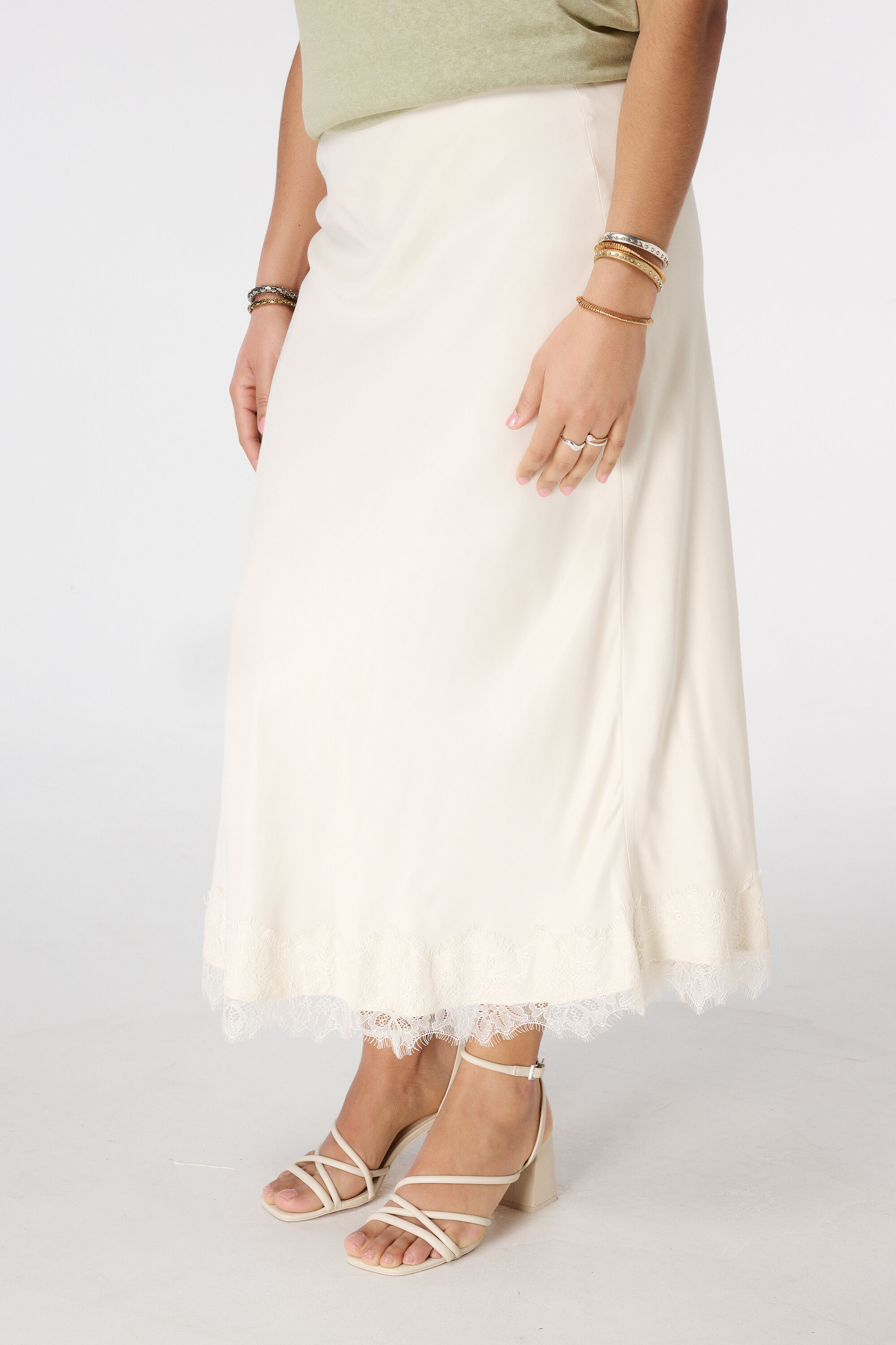 Satijnen midi rok met kant image number 5