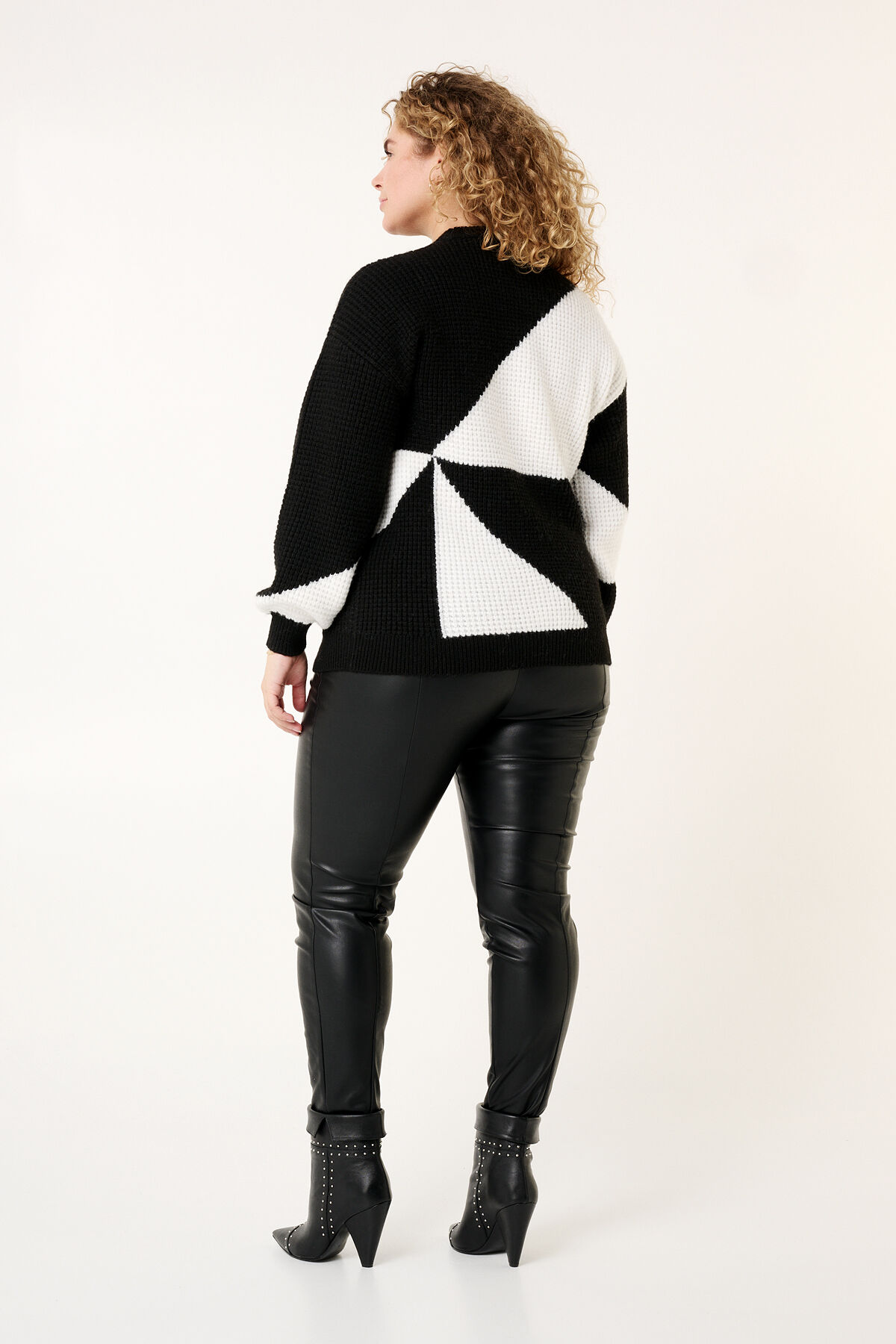 Gebreide trui met twee kleuren image number 3