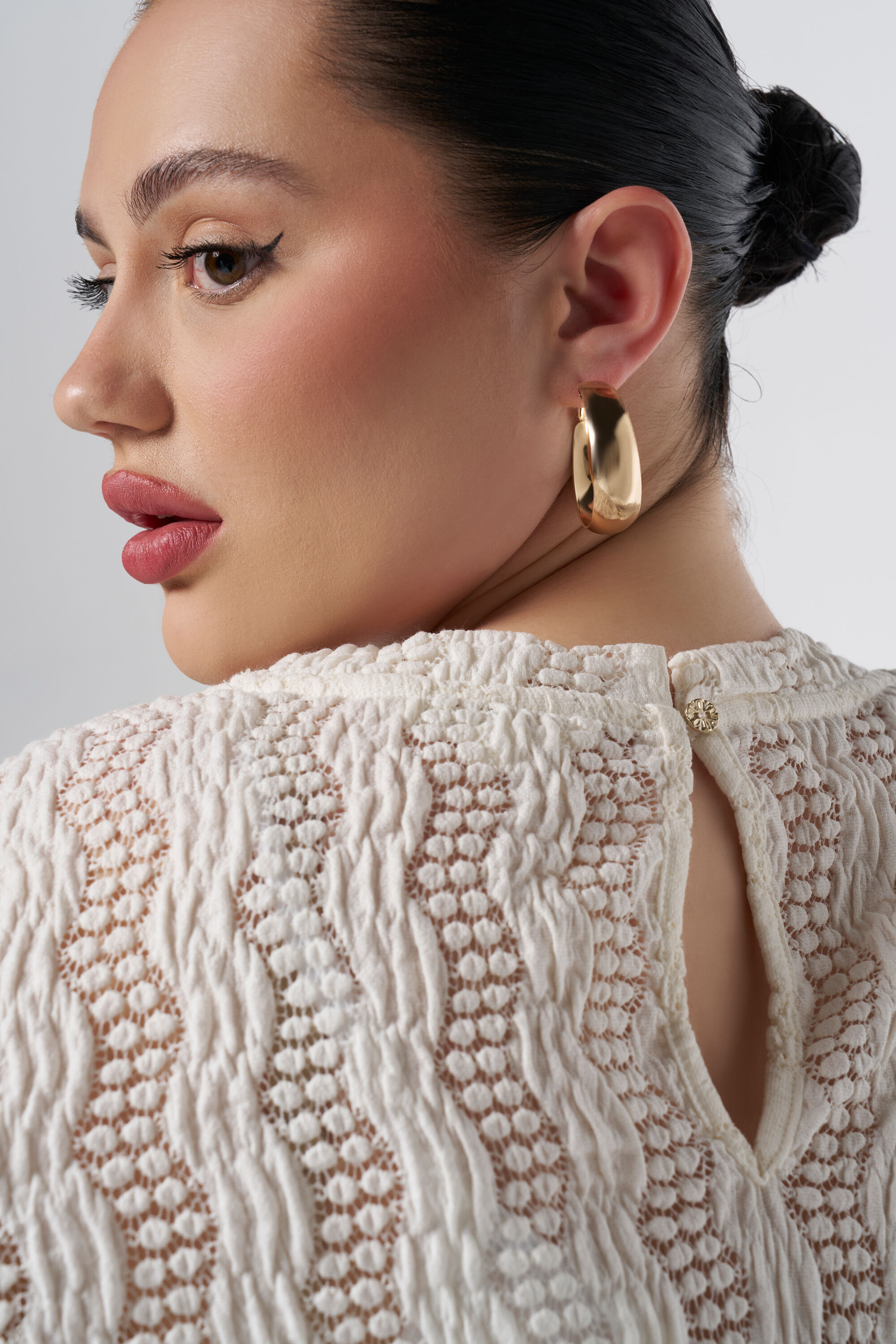 Top met opengewerkte borduursels image number 4