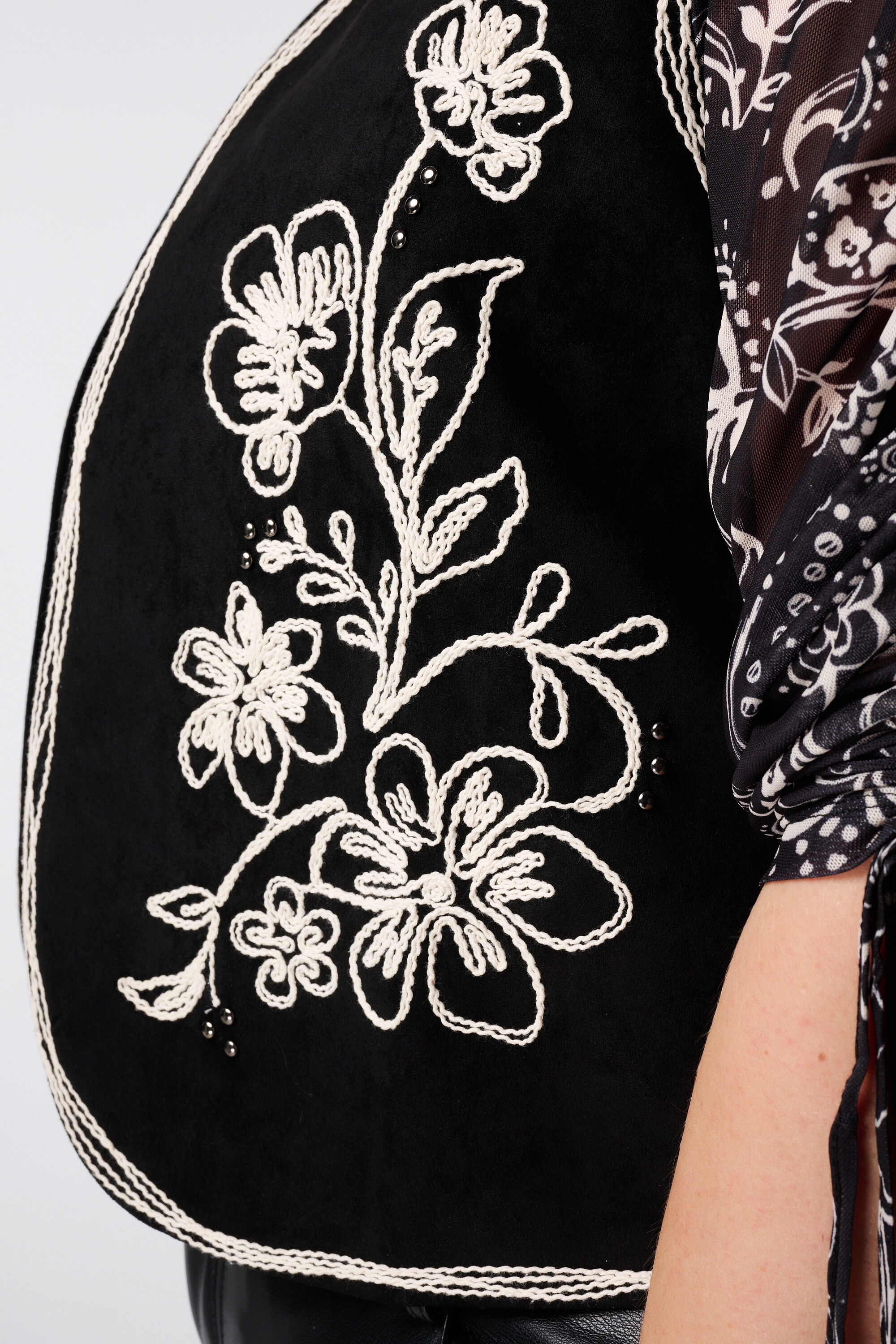 Su&egrave;dine gilet met broderie image number 6