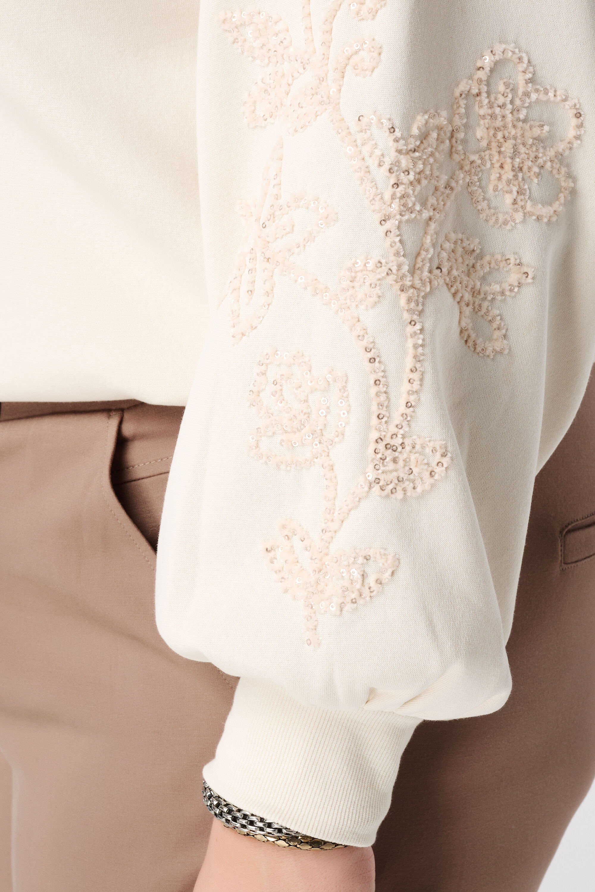 Trui met zachte embroidery op de mouwen image number 6