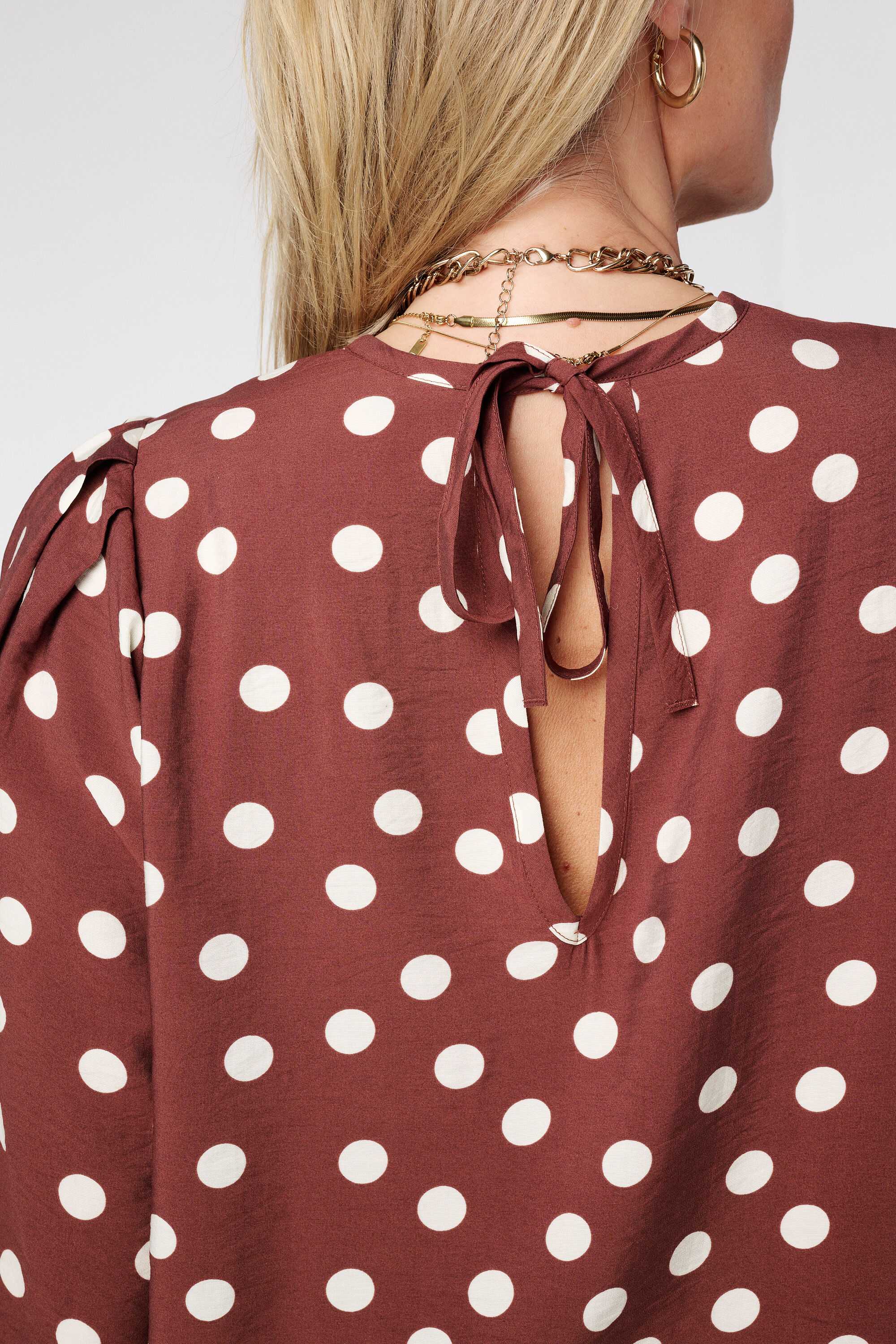 Blouse met polkadot en striksluiting image number 6