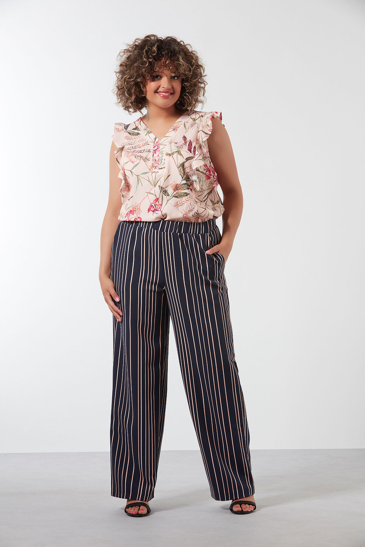 Wijdvallende broek met streepprint  image number 4