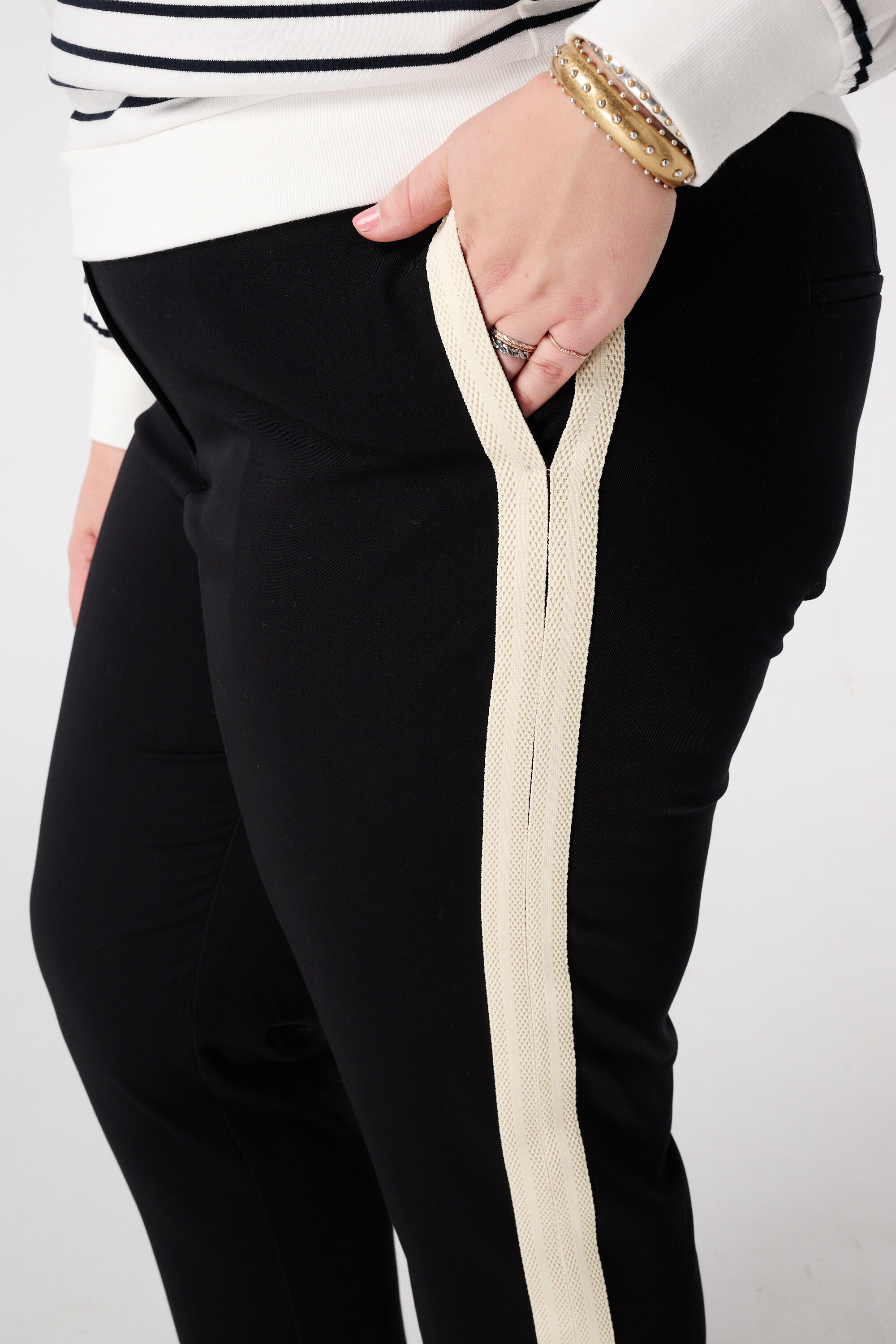 Tapered fit broek met contraststreep image number 4