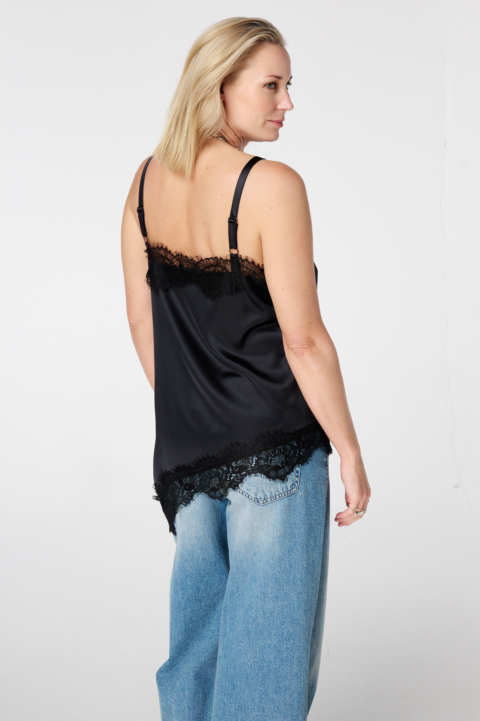 A-symmetrische top met kant image number 3