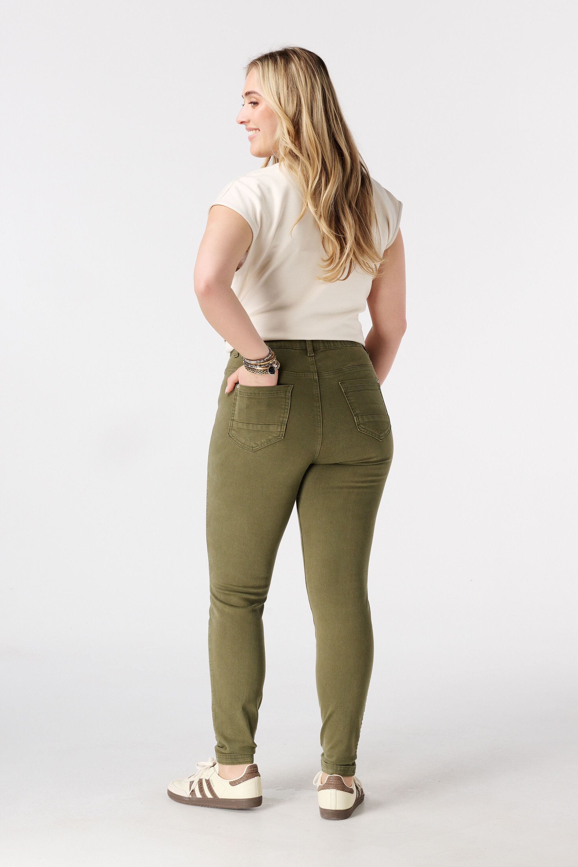 Tregging in jeans look image number 3