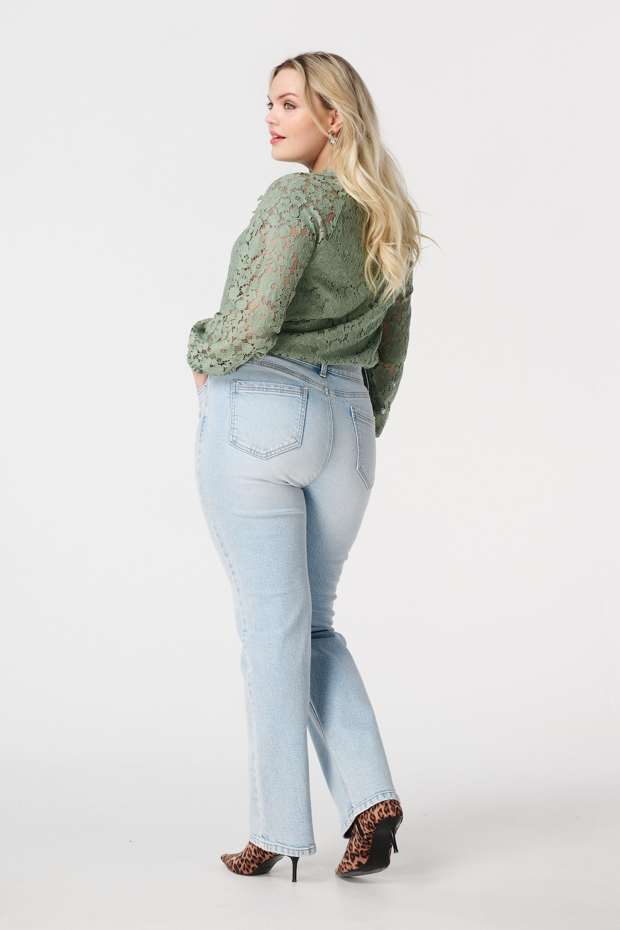 Loose straight leg jeans image number 3