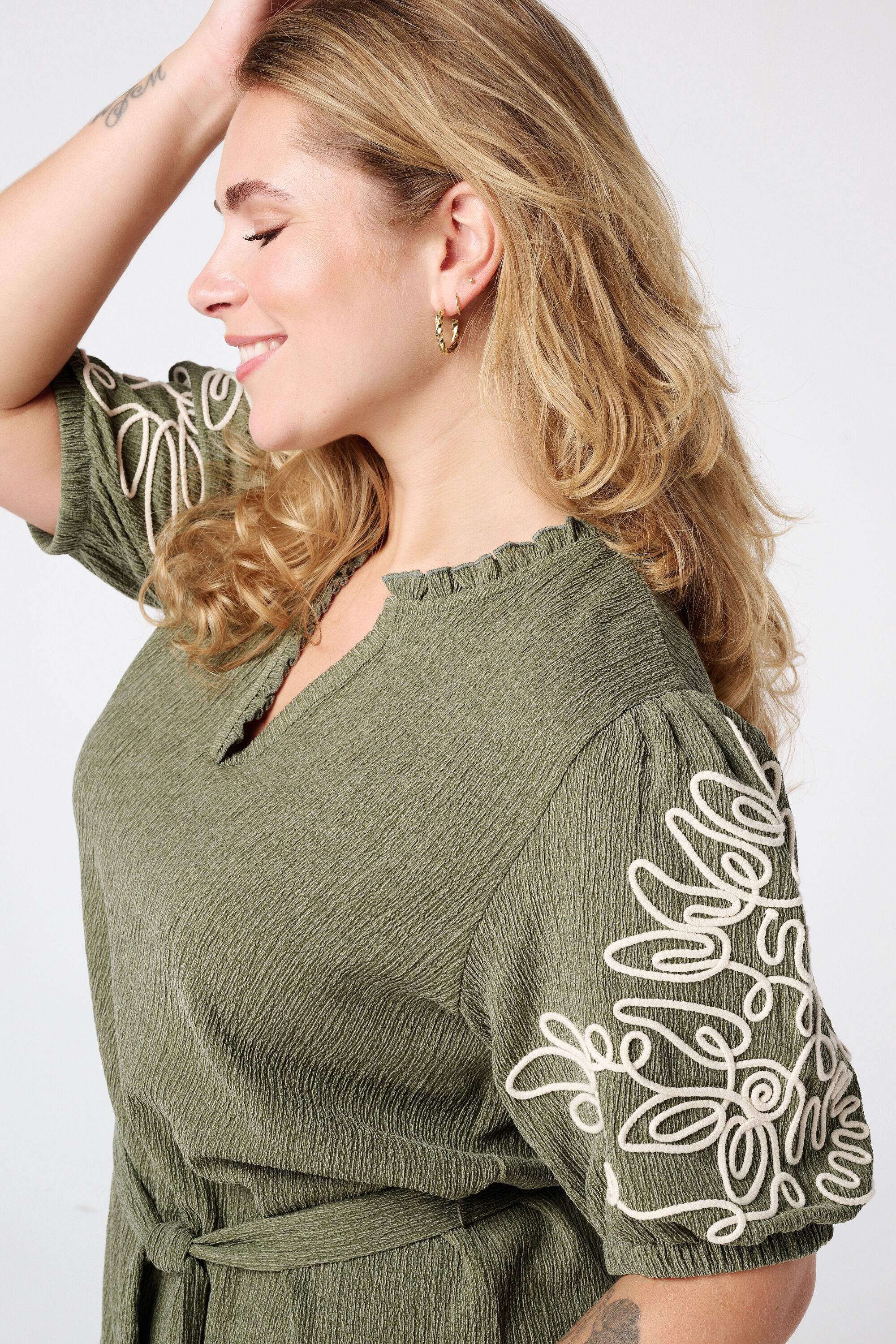 Jurk met details op de mouwen image number 4