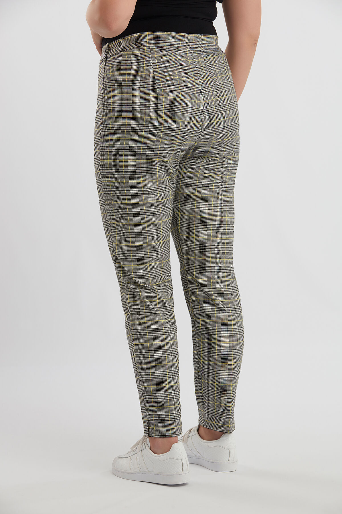 Geruite broek met rits image number 3