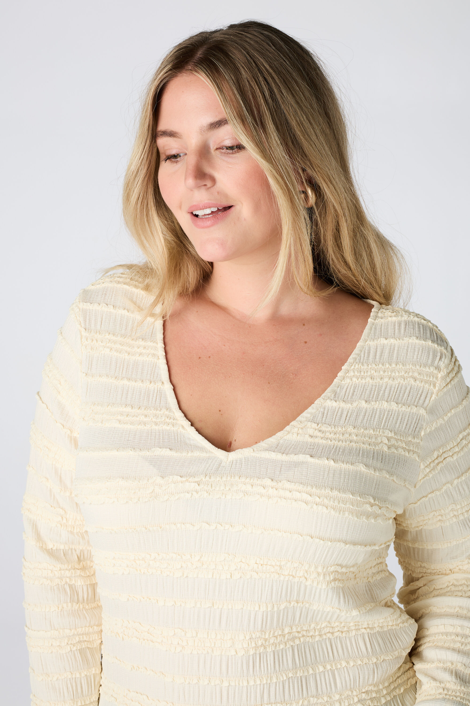 Kanten top met ruffles en trompetmouwen image number 2
