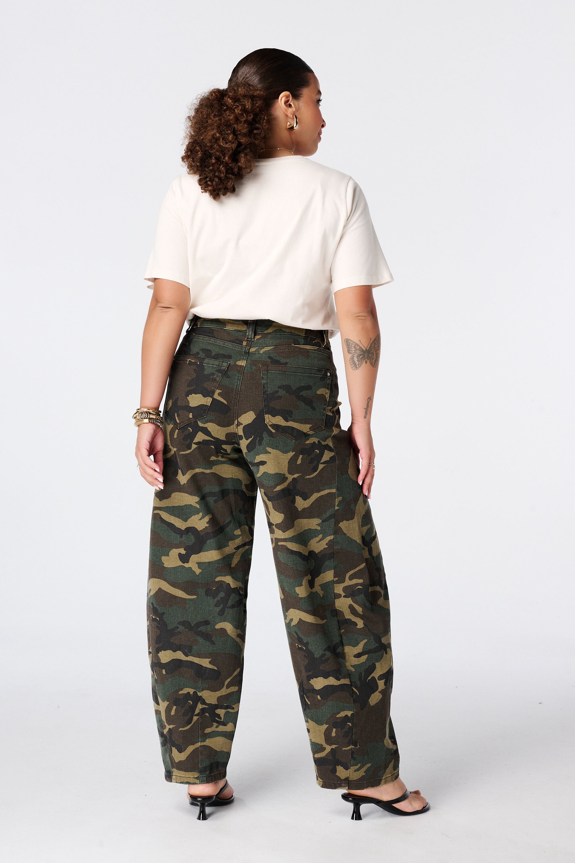 Balloon jeans met camouflage print image number 3
