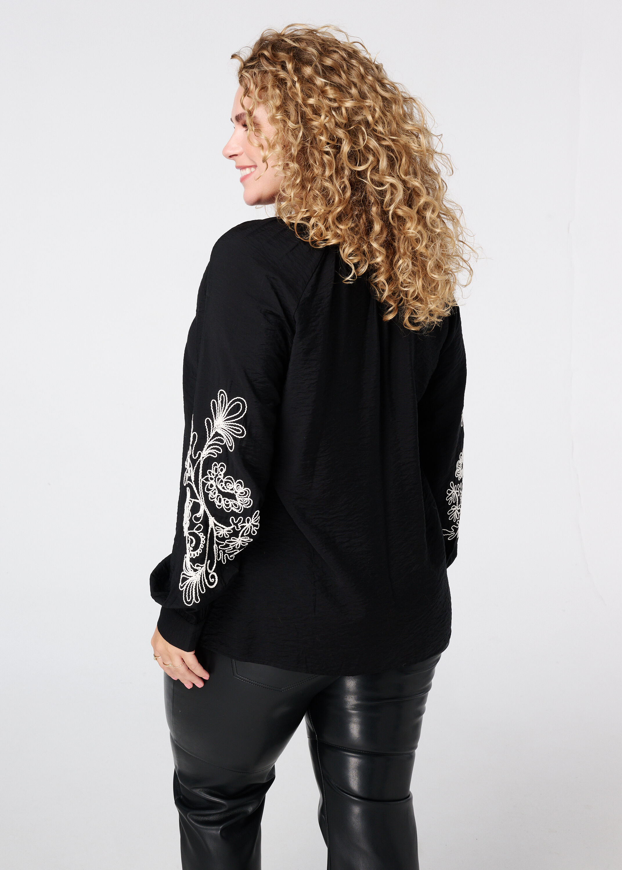 Blouse met borduursel op de mouwen image number 3