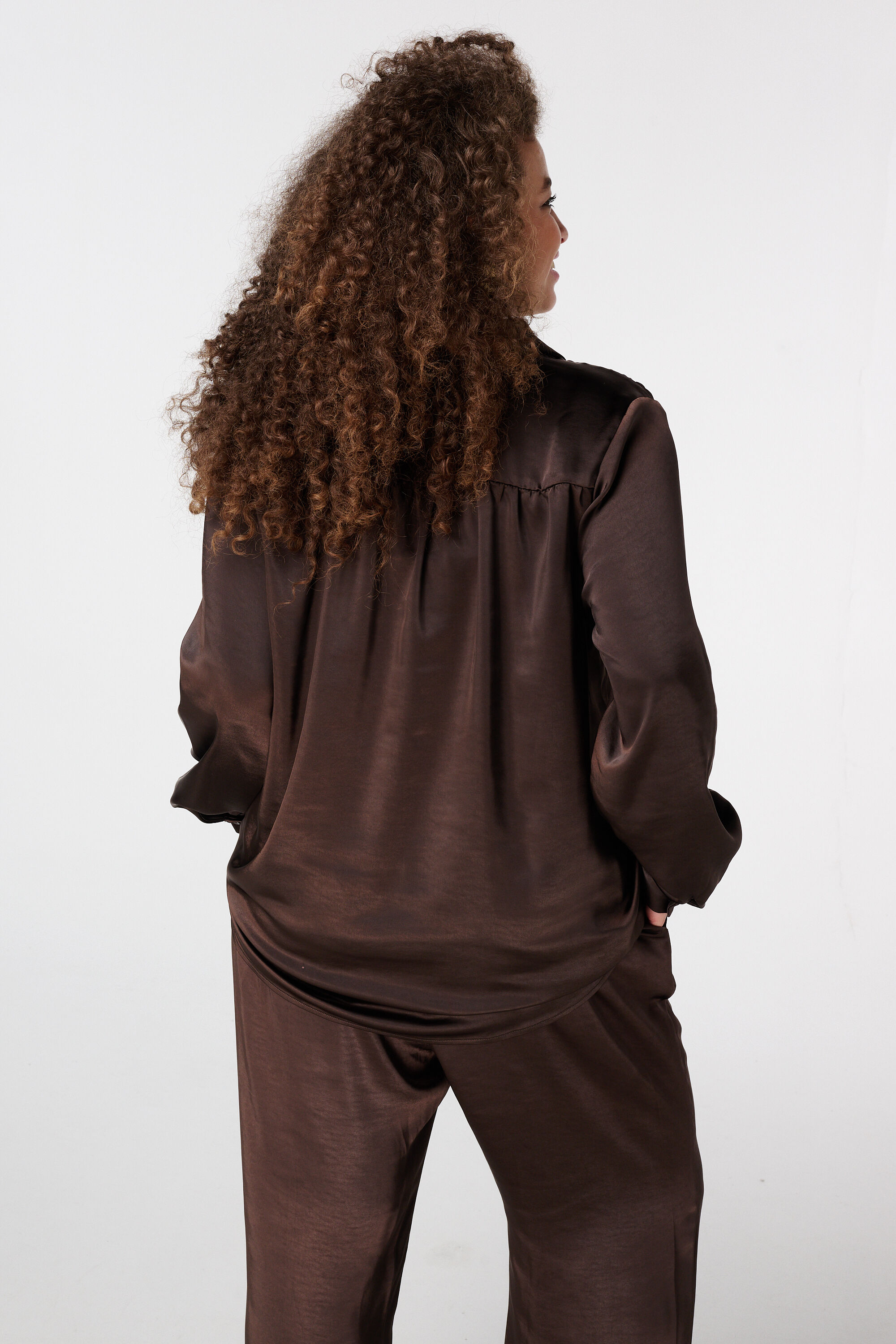 Satijnen blouse met gouden knoopsluiting image number 3