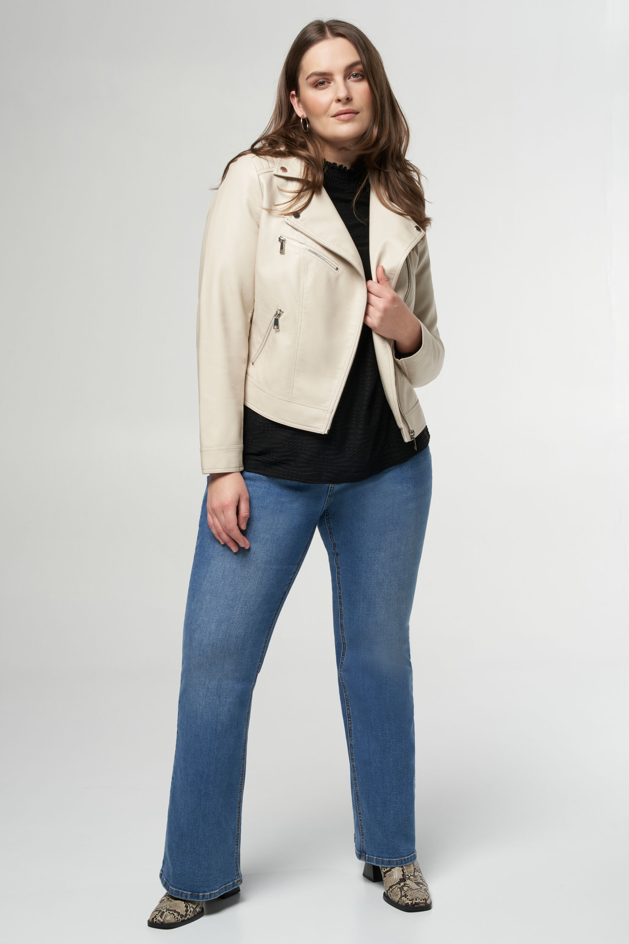 Leerlook jasje met zilveren details image number 5