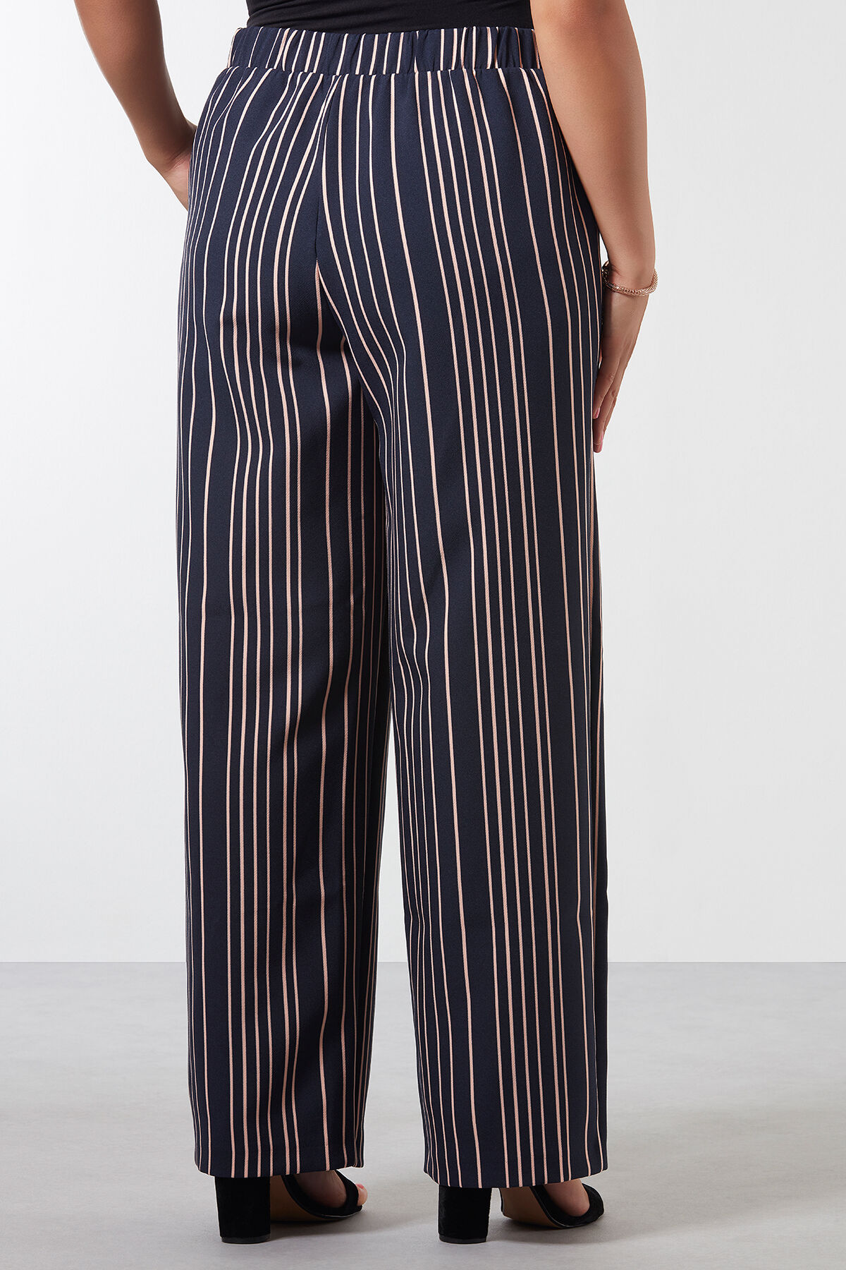 Wijdvallende broek met streepprint  image number 3