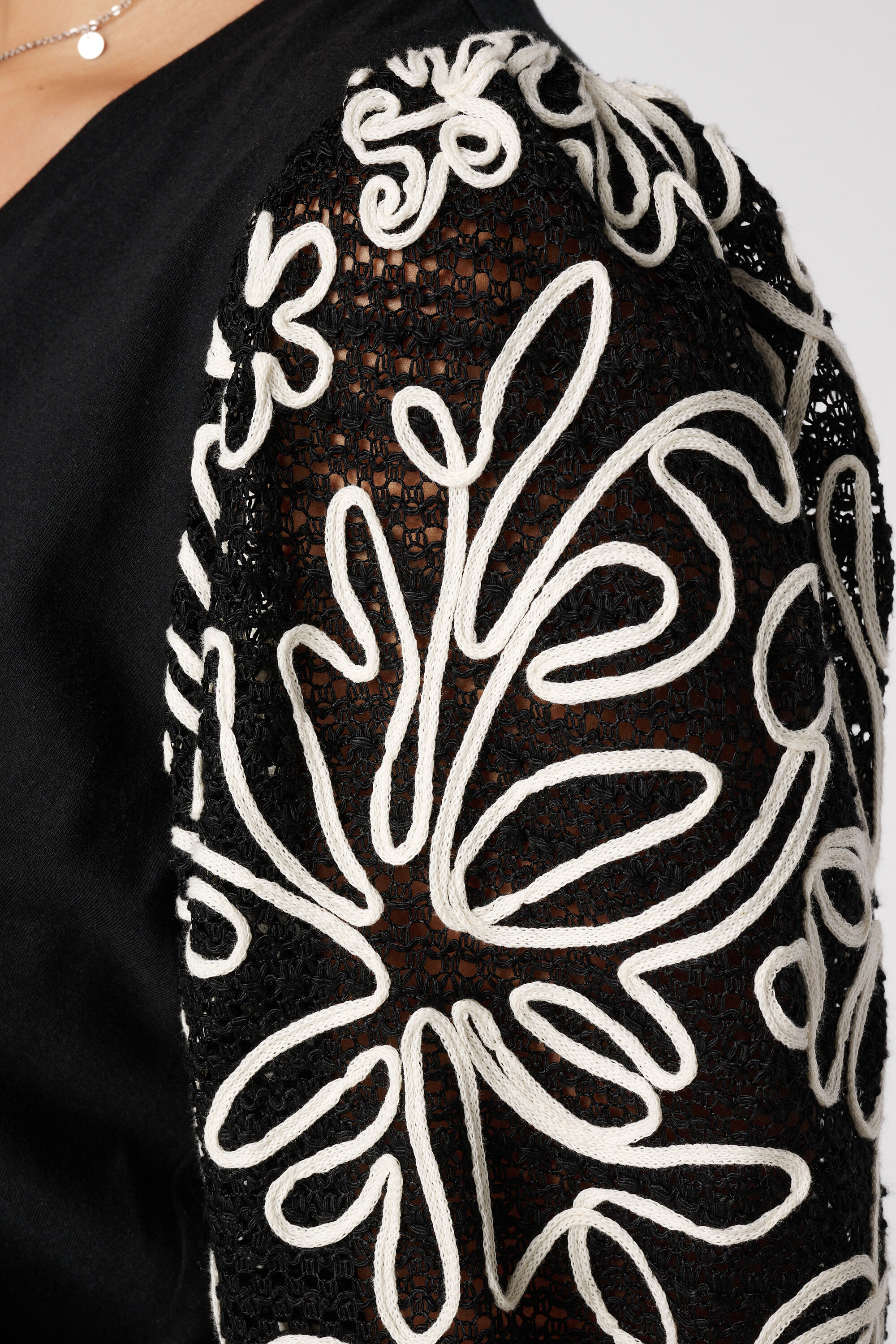 T-shirt met geborduurde mouwen image number 6