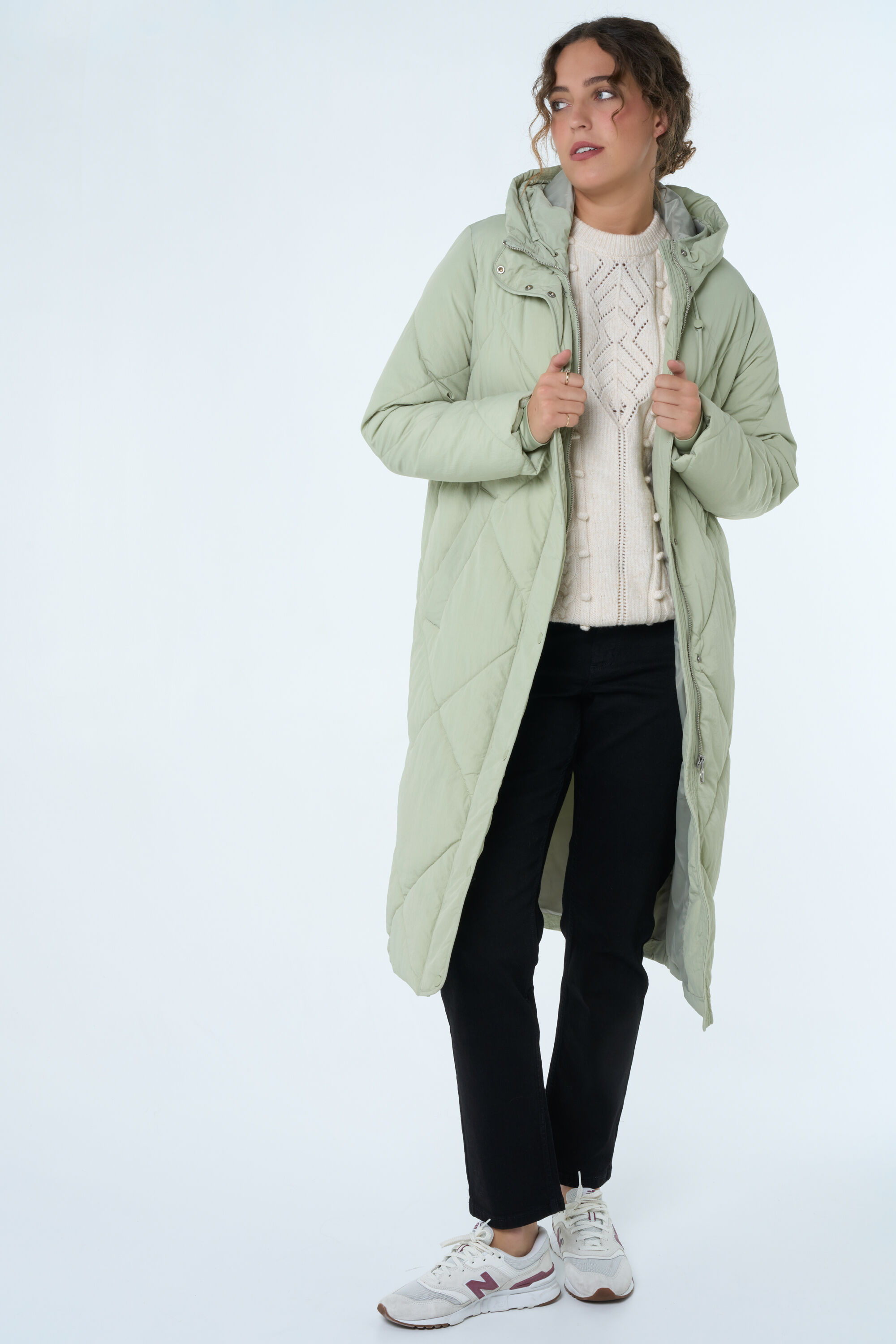 Lange gewatteerde jas met capuchon image number 6