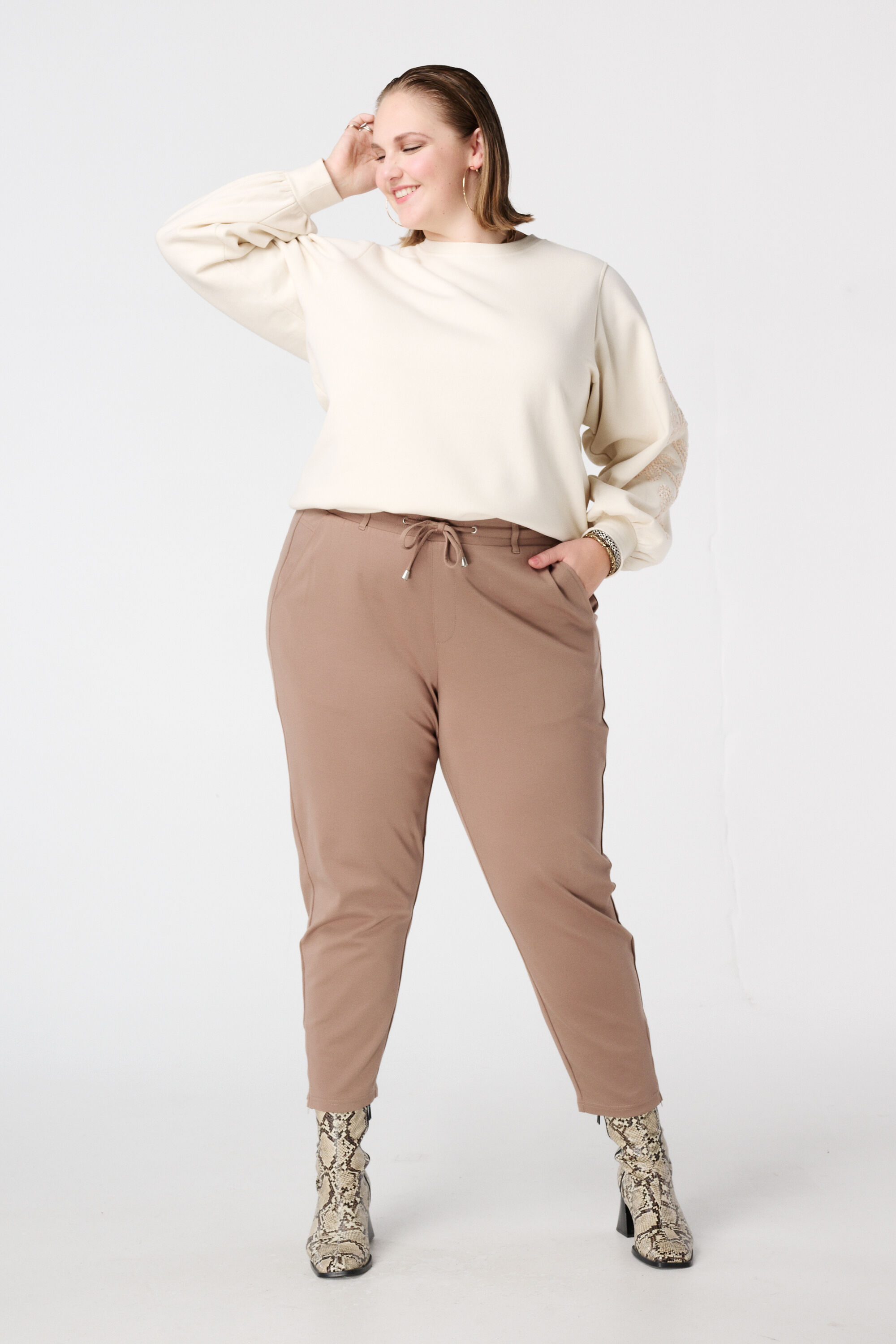 Trui met zachte embroidery op de mouwen image number 5